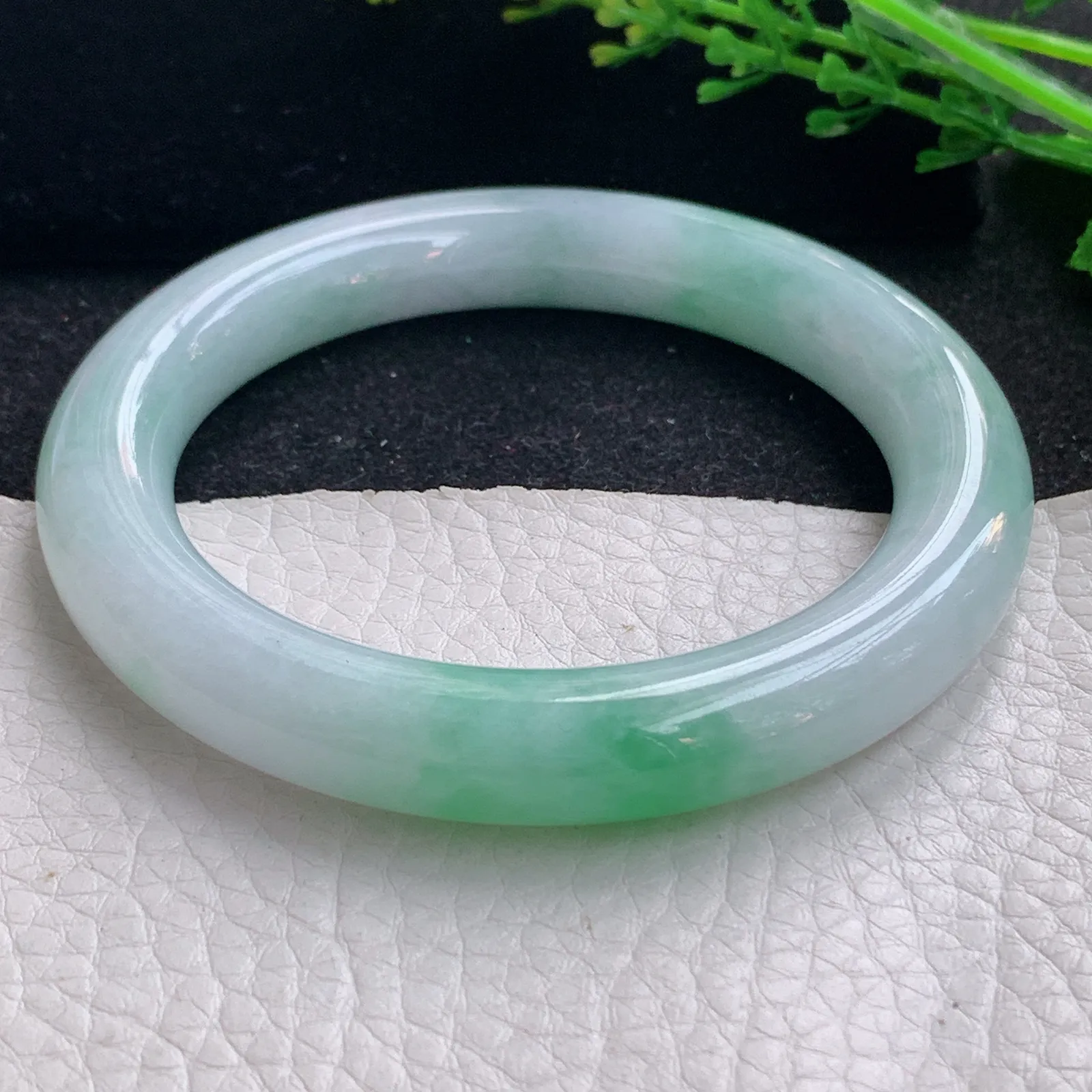 js自然光57*10.5美人镯 缅甸翡翠a货玉手镯飘绿圆条玉手环 叮当镯