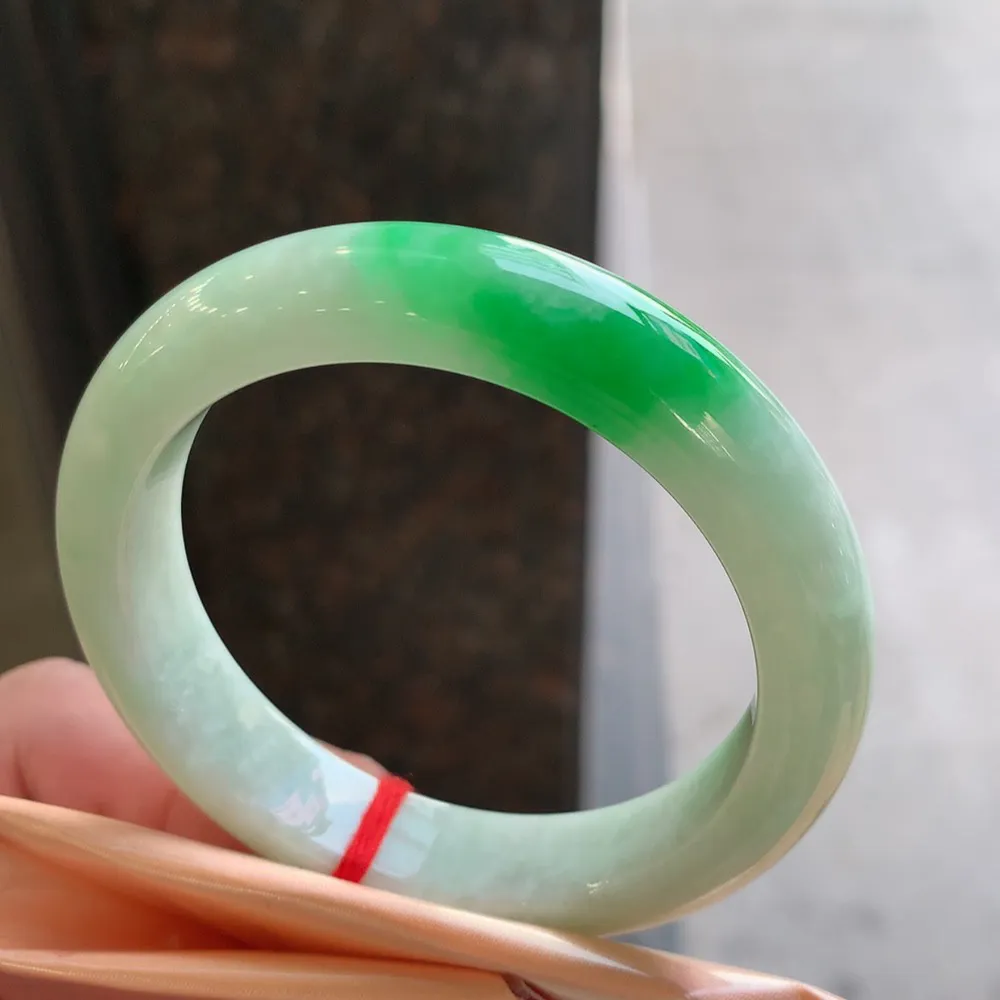 正圈冰糯阳绿 无瑕 尺寸:54.1/12/8.6 色好