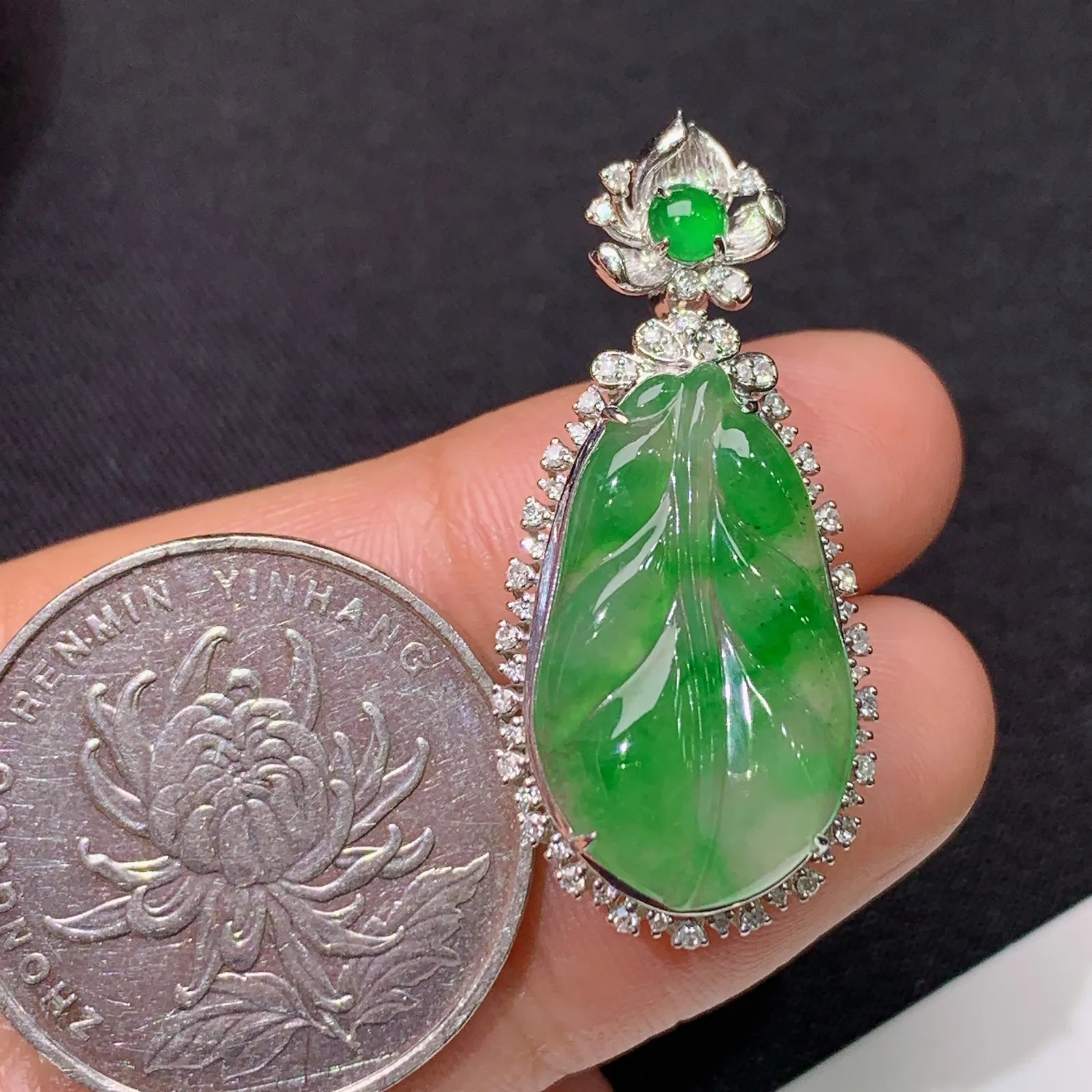 冰飘绿树叶吊坠，18k金镶嵌，冰润色阳，玉质细腻，种水足 尺寸33.7*15.5*8.5