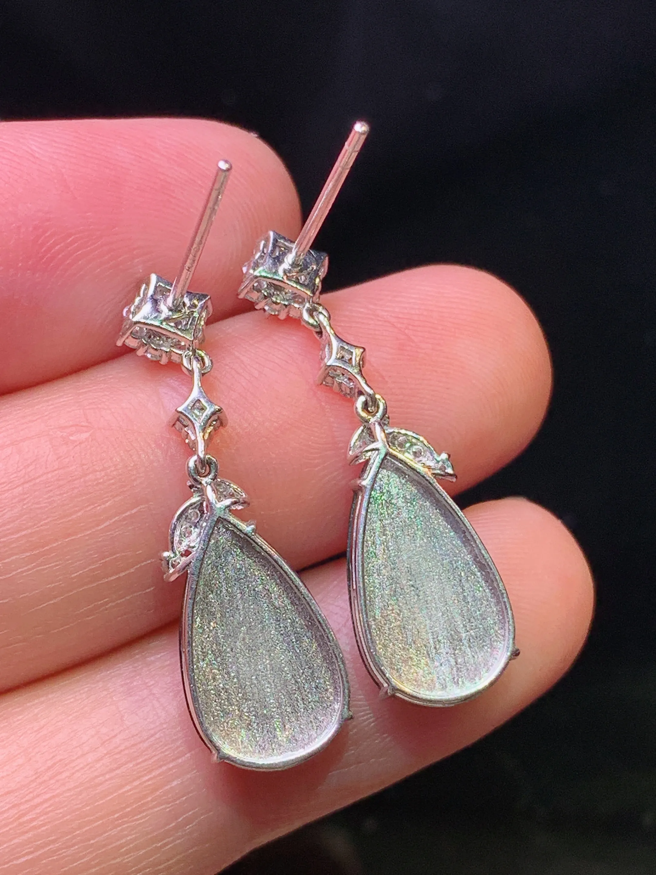 18k金钻镶嵌满绿水滴吊坠 玉质细腻 色泽清新艳丽 整体尺寸28.5*8.7*4.2