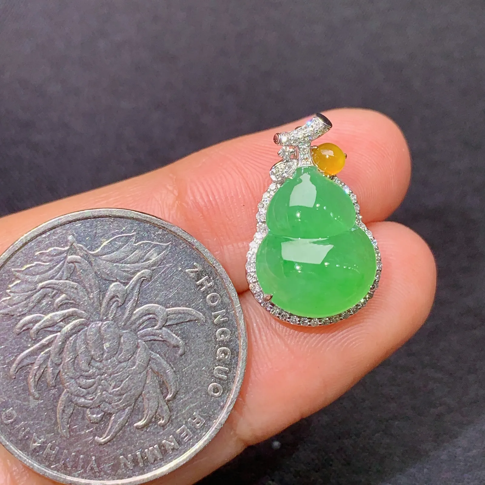 冰种浅绿葫芦吊坠，18k金镶嵌，冰润色阳，玉质细腻，种水足， 尺寸18.3*11.7*6.7