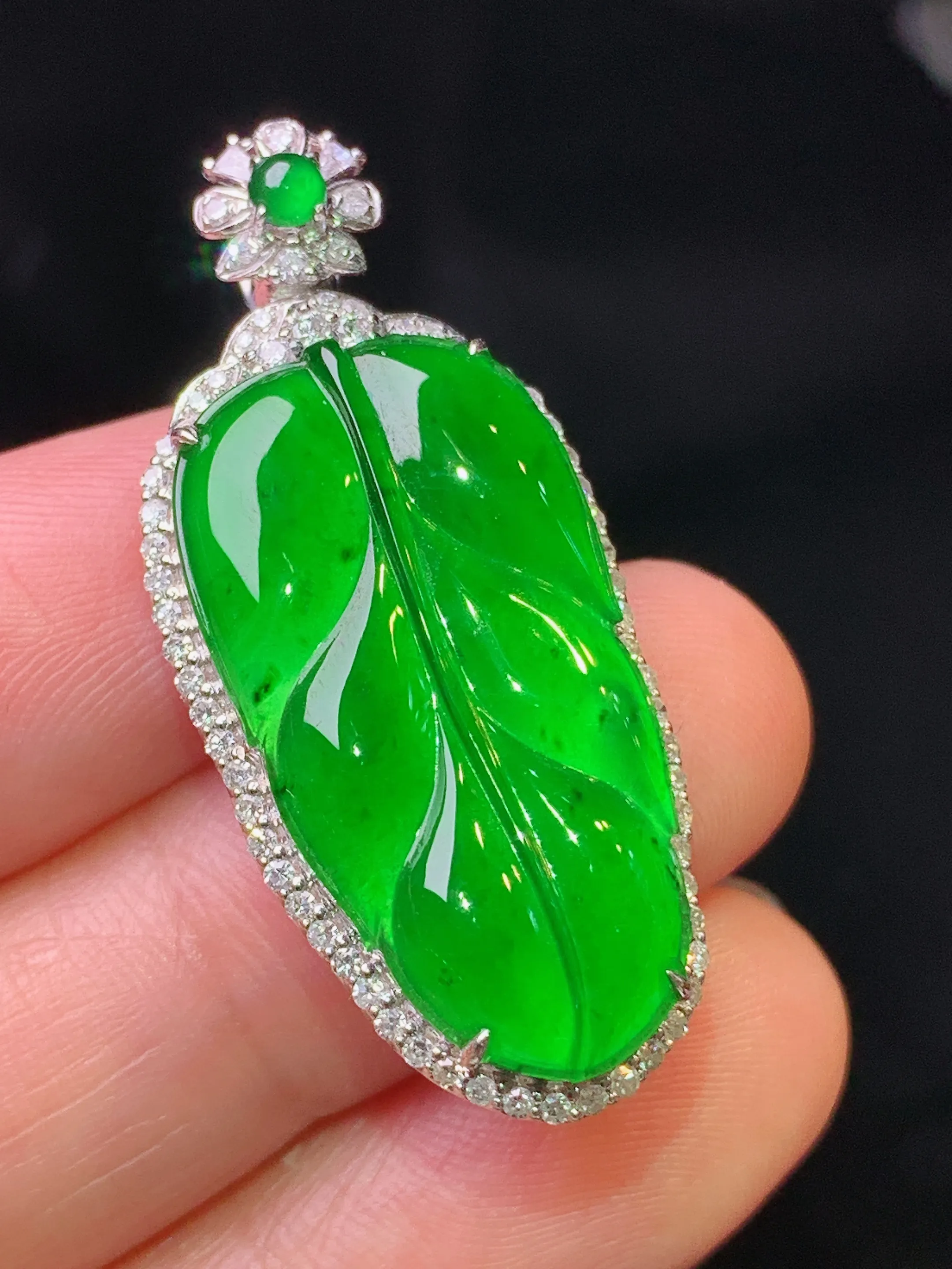 18k金钻镶嵌满绿树叶吊坠 玉质细腻 色泽清新艳丽 整体尺寸36.8*16.2*8.2