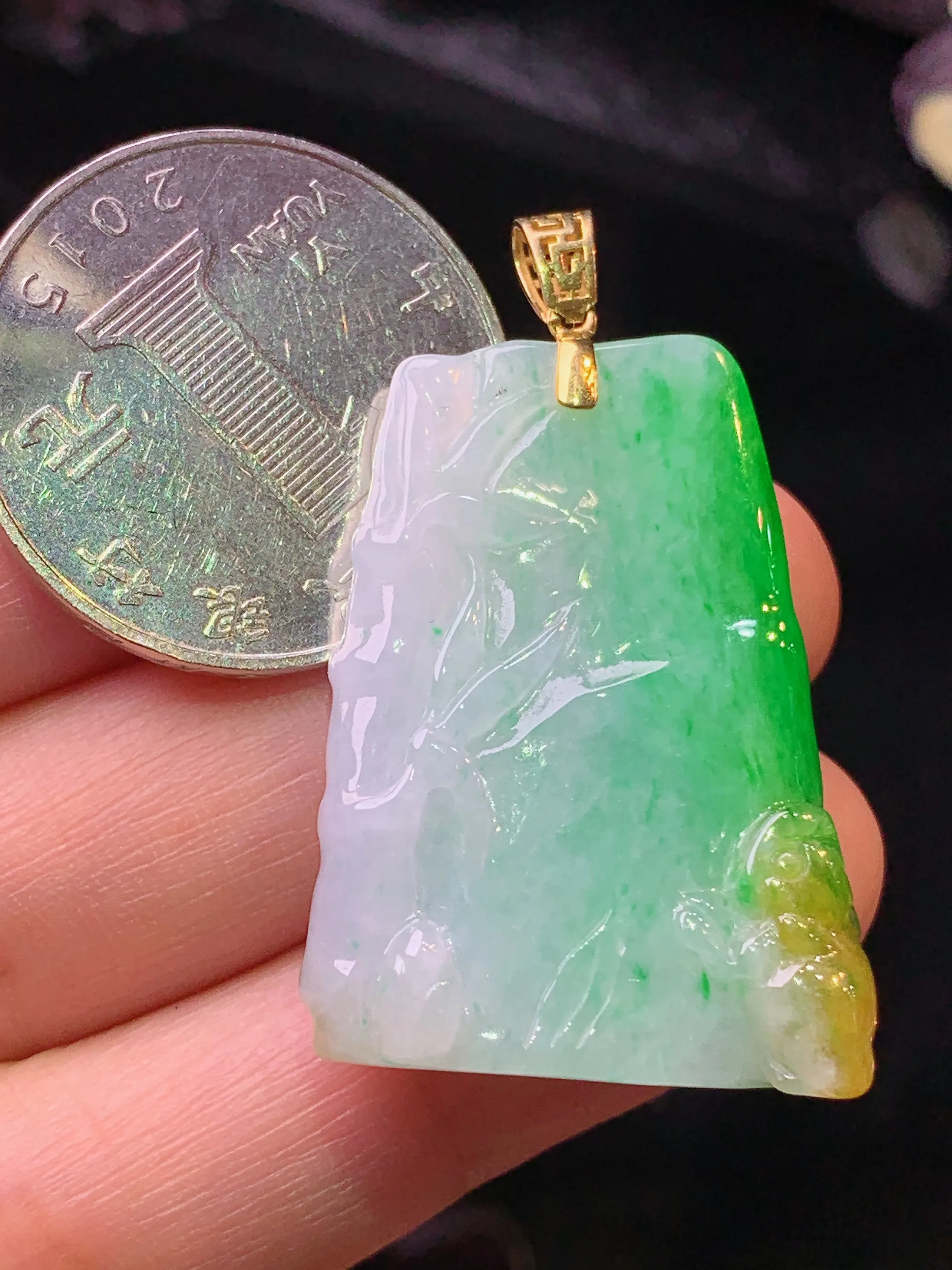 18k金镶嵌飘黄绿竹节吊坠 玉质细腻 色泽清新艳丽 整体尺寸40.3*23.6*9.5