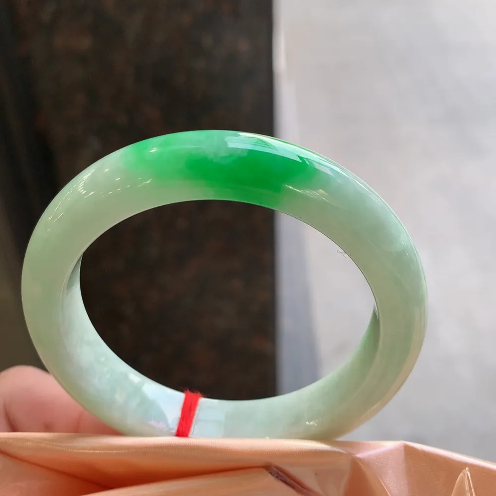 正圈冰糯阳绿 无瑕 尺寸:54.1/12/8.6 色好