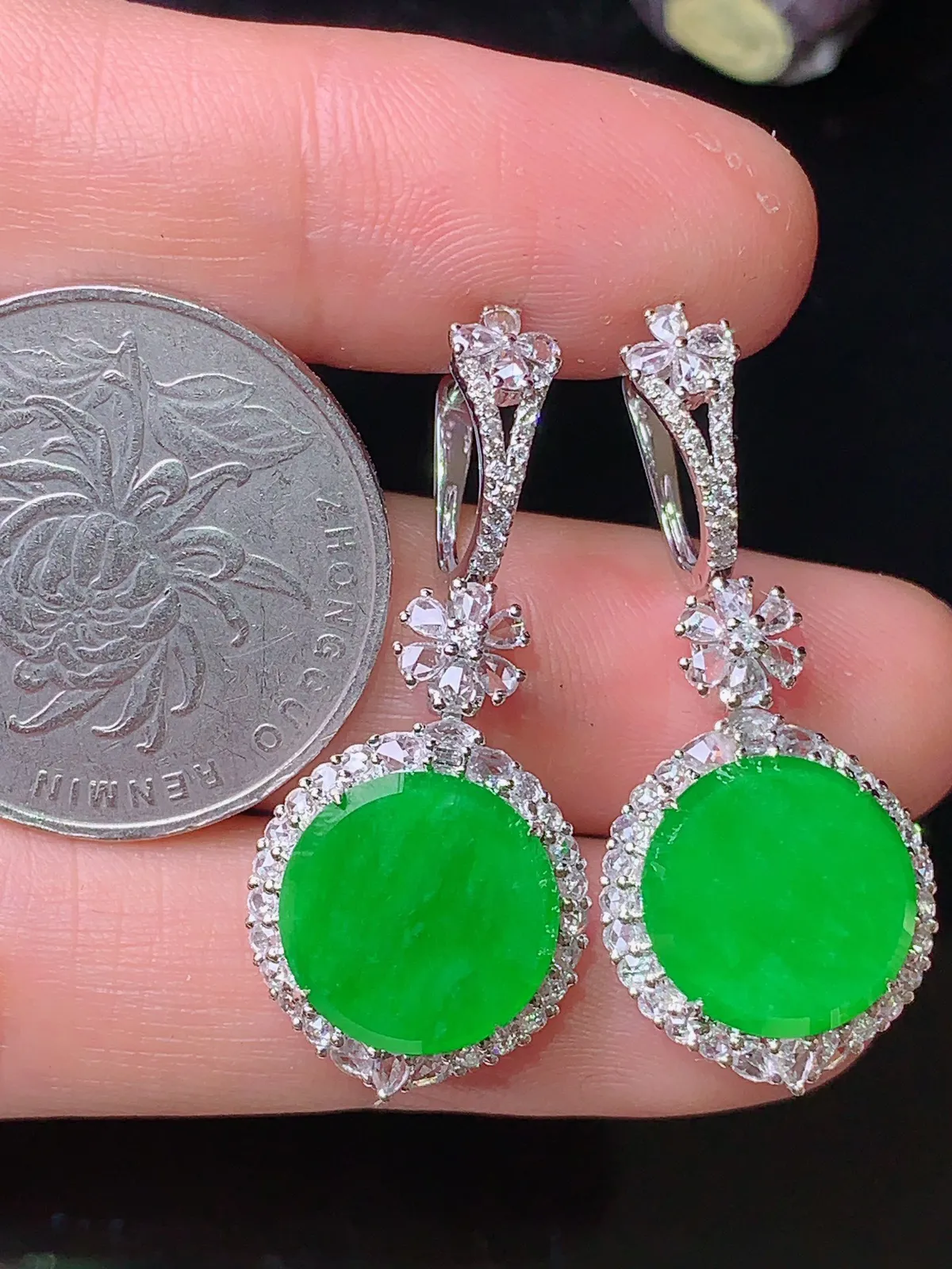 18k金钻镶嵌翠绿圆牌耳坠 吊坠 两用款 玉质细腻 色泽清新艳丽 整体尺寸34.5*14.8*7.7