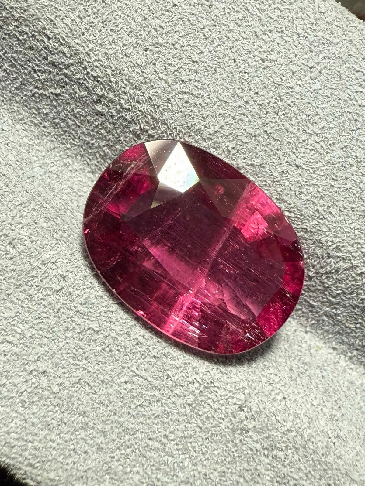 【高端珠宝】天然极美卢比来碧玺裸石
重量: 3.9ct  规格: 12.6*9.2*4.7毫米
精湛切工，满身火彩
台面大，实物更美，可以代镶嵌设计。