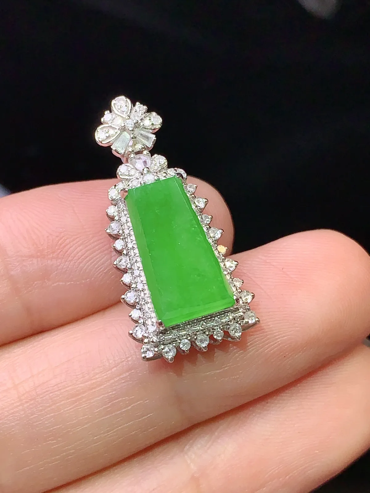 18k金钻镶嵌翠绿无事牌吊坠 玉质细腻 色泽艳丽清新 整体尺寸26.6*12.5*8.2