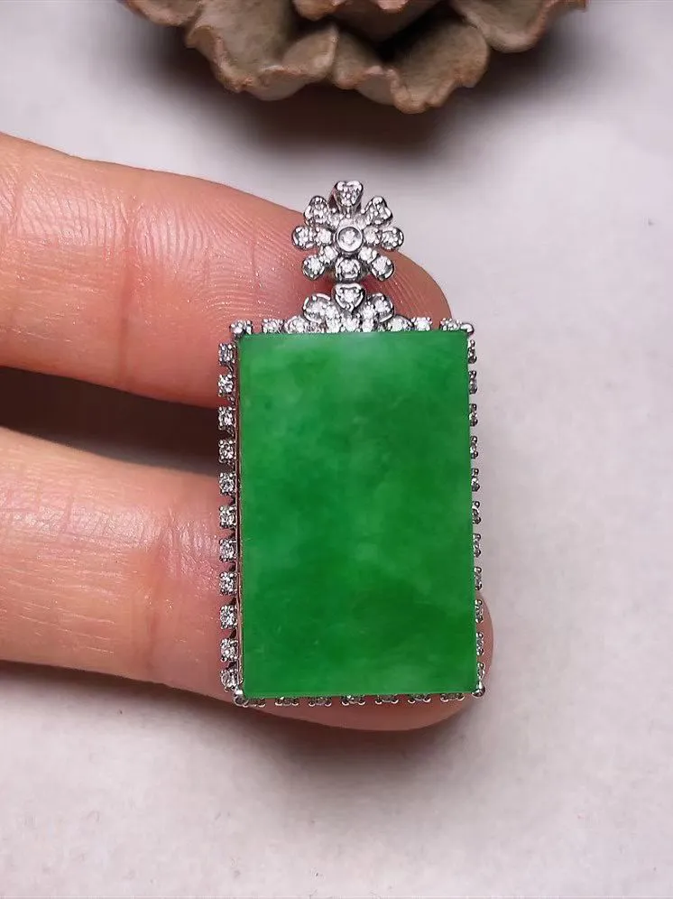 冰糯种阳绿平安无事牌吊坠、真金真钻镶嵌，种水好，玉质细腻 .裸石尺寸  14.0*8.8