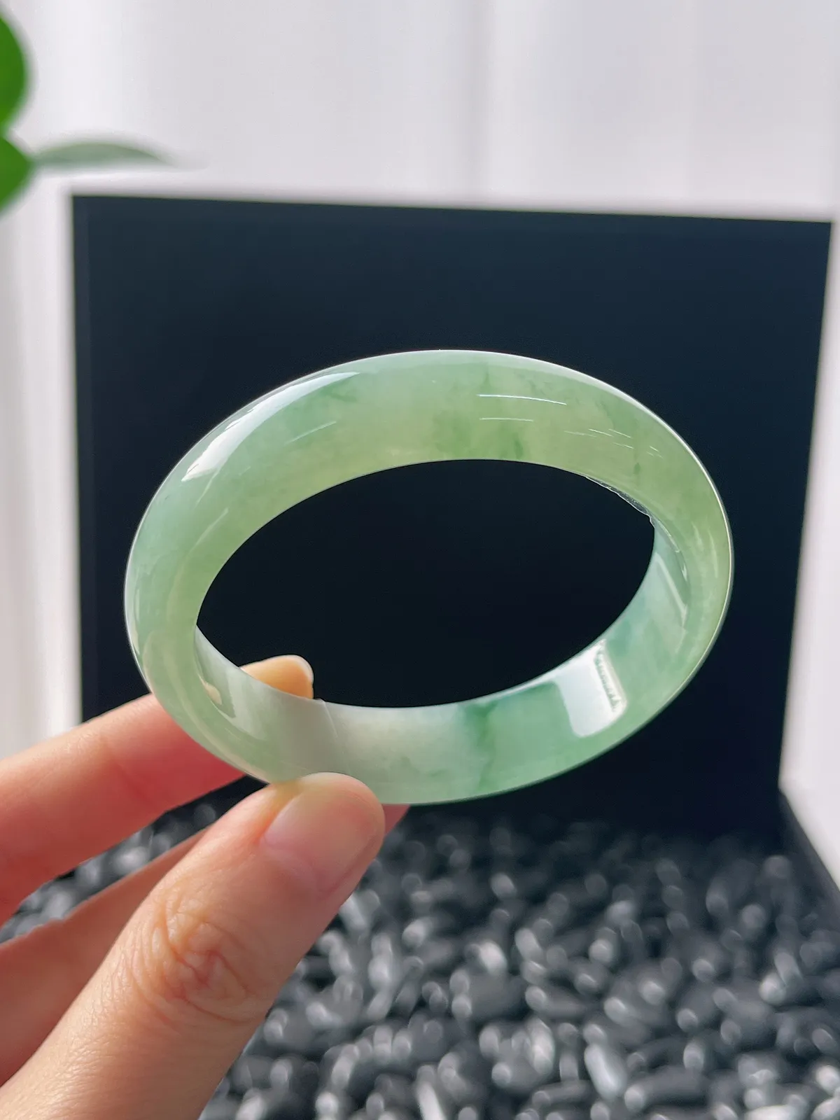 贵妃镯54.5圈口，翡翠冰糯种飘绿手镯