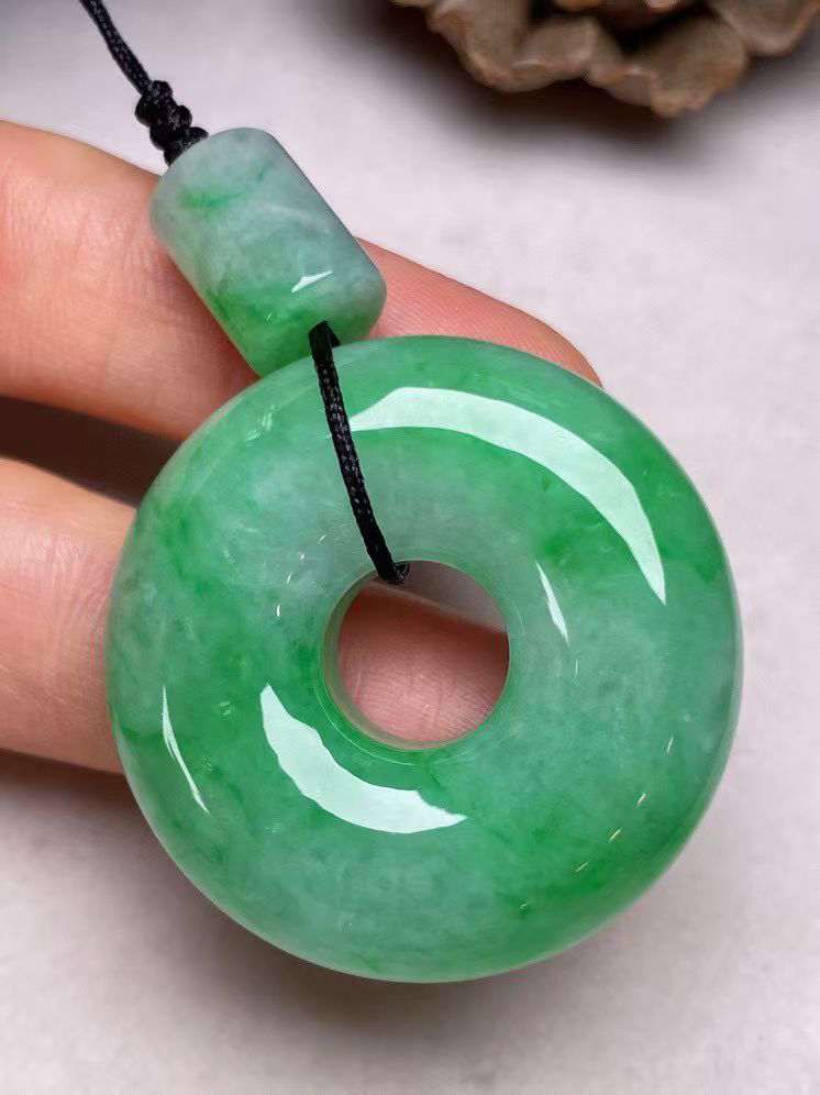 冰糯种飘绿【大平安扣】吊坠，种水好，玉质细腻 ，卖相好