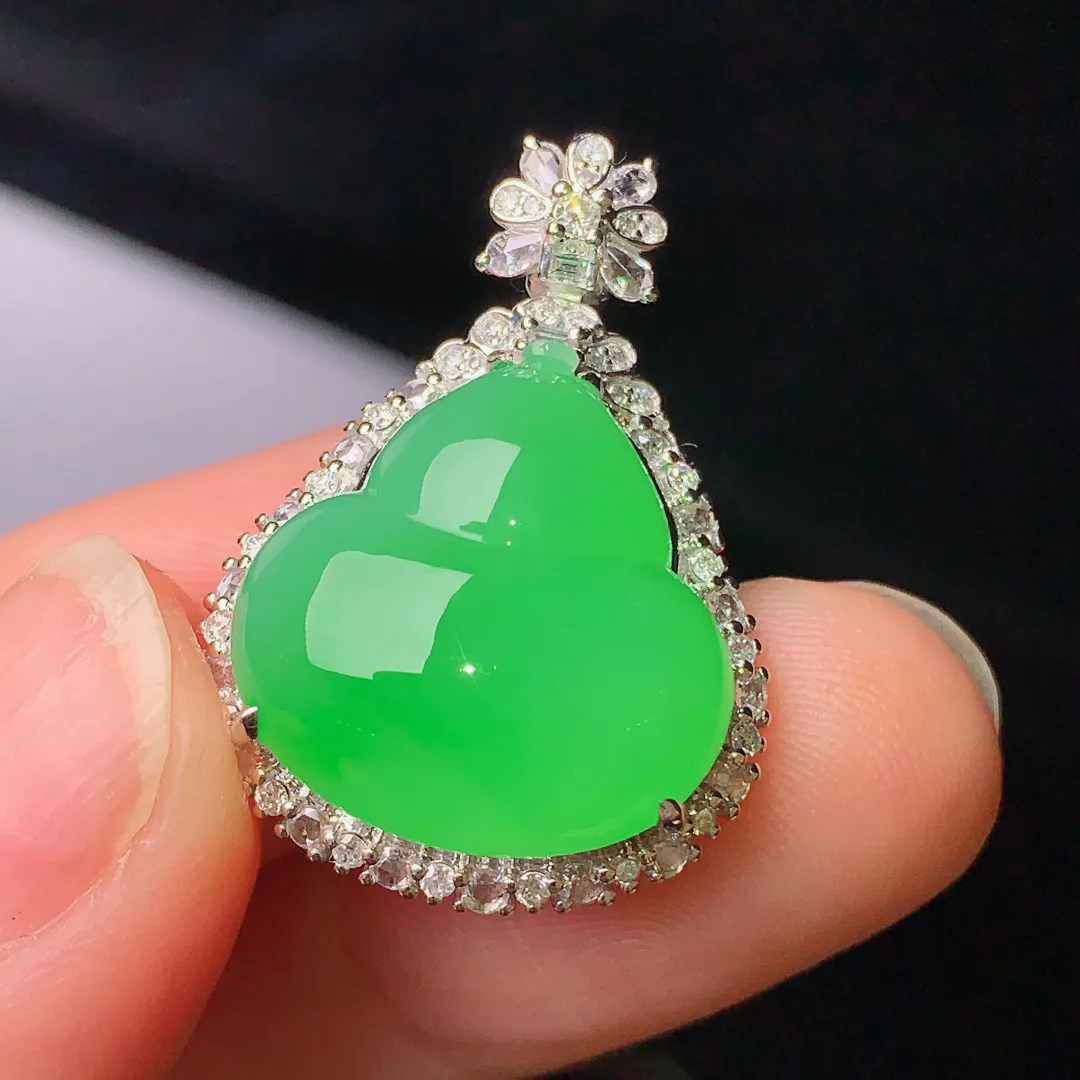 18k金钻镶嵌翠绿葫芦吊坠 玉质细腻 色泽艳丽   整体尺寸27*19.2*13.6
