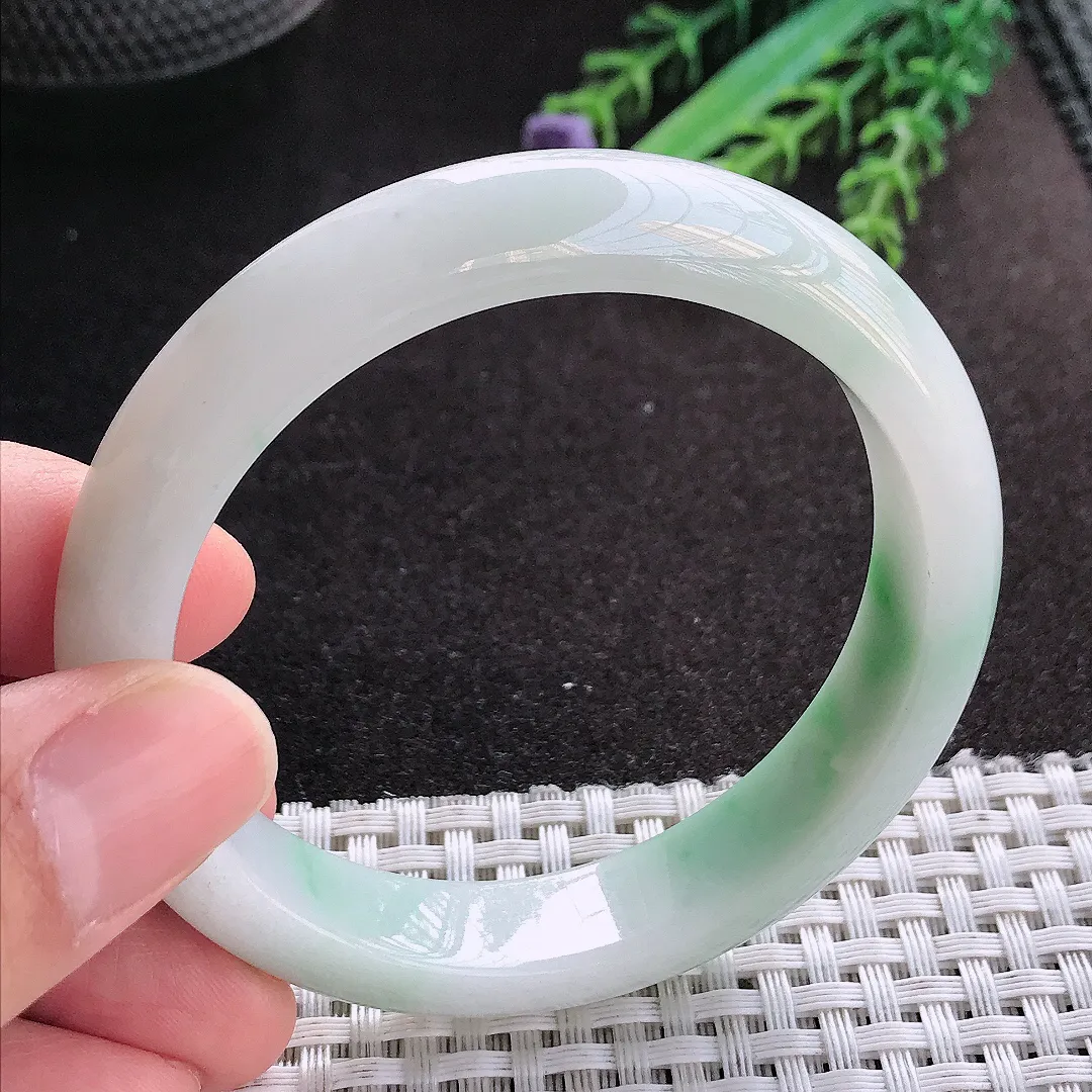 天然A货翡翠55/12.1/7.9老坑秀气温润飘绿手镯宽边玉镯