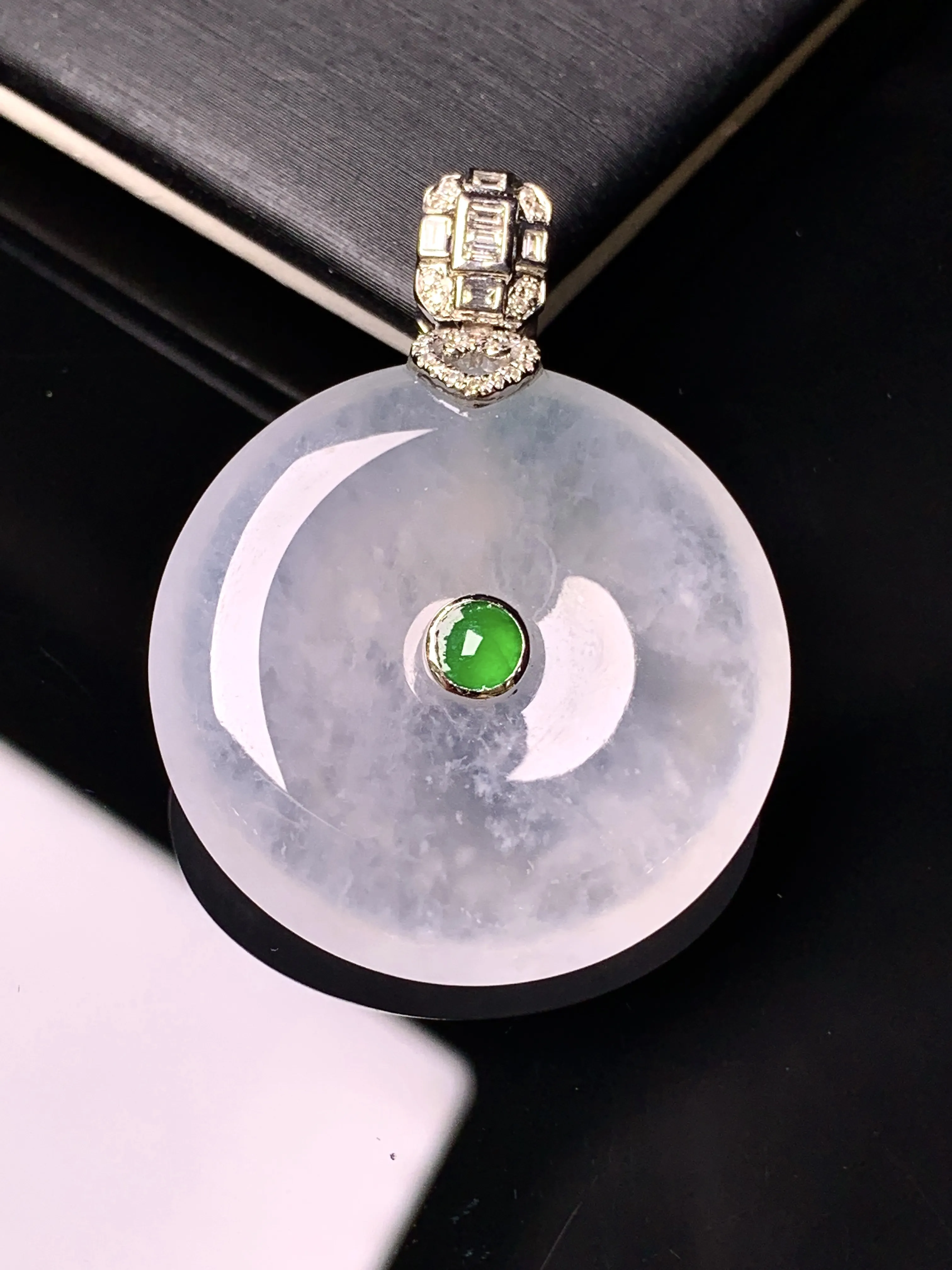 18k金钻镶嵌冰种平安扣吊坠 玉质细腻 色泽清新艳丽 整体尺寸37.6*28.8*6