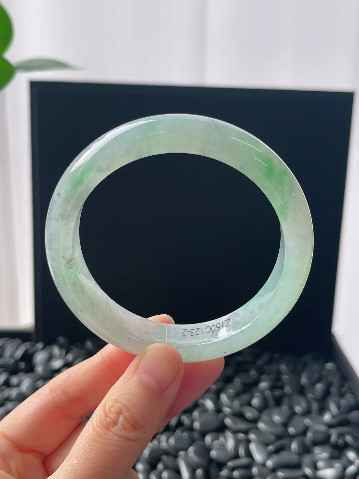 正圈58圈口，翡翠冰糯种淡绿色手镯