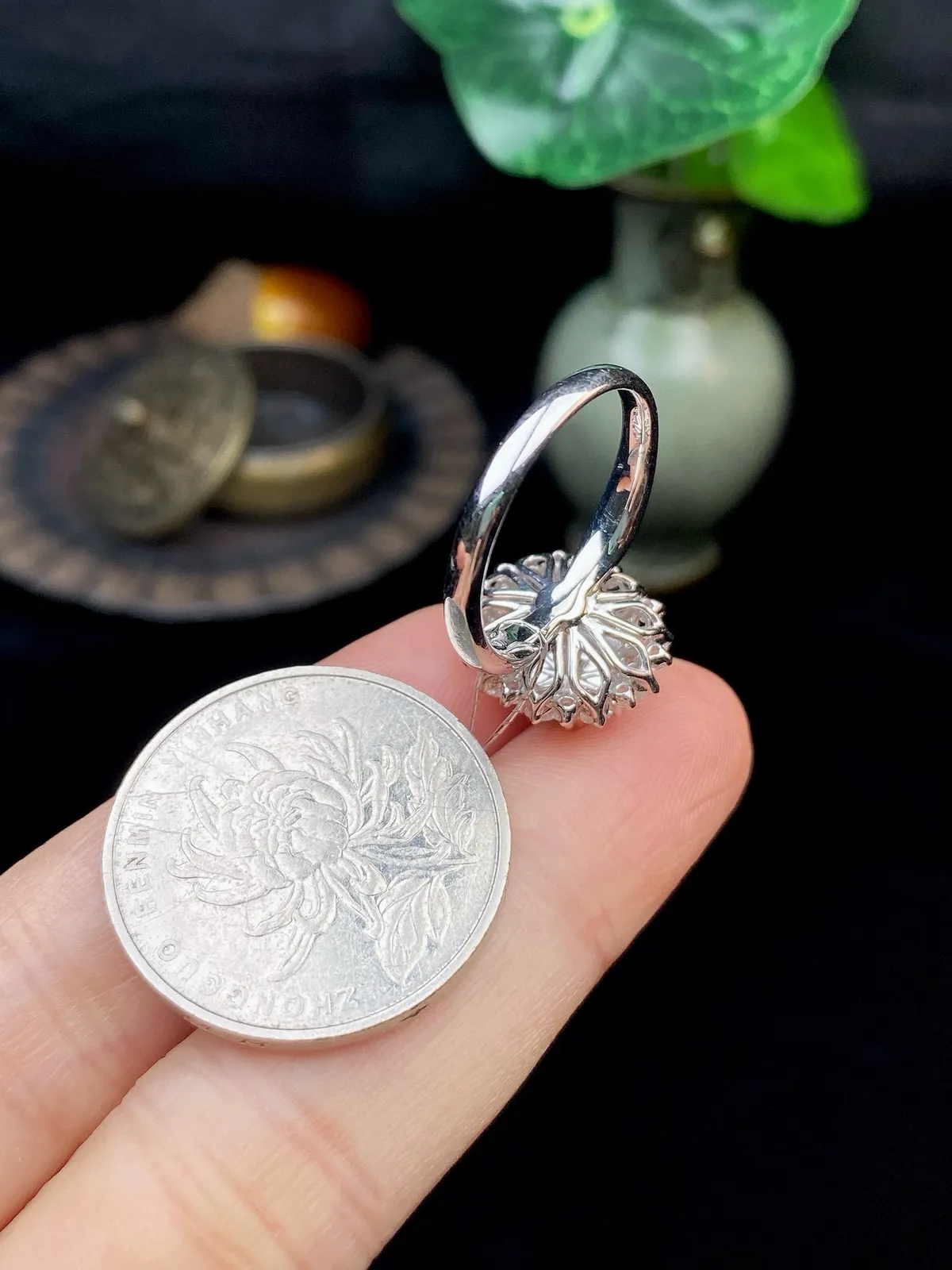 【冰种满绿蛋面戒指】种水色俱全，冰透闪亮，通透感饱满度很好，18k金钻镶嵌，裸石尺寸8.6*7.3*2.8毫米，圈口可改