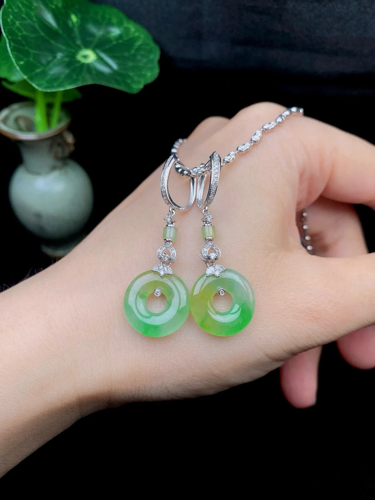 【冰种黄加绿耳坠】甜甜圈，质地细腻，冰感十足，通透闪亮，18k金钻镶嵌，裸石尺寸14.2*2.8毫米