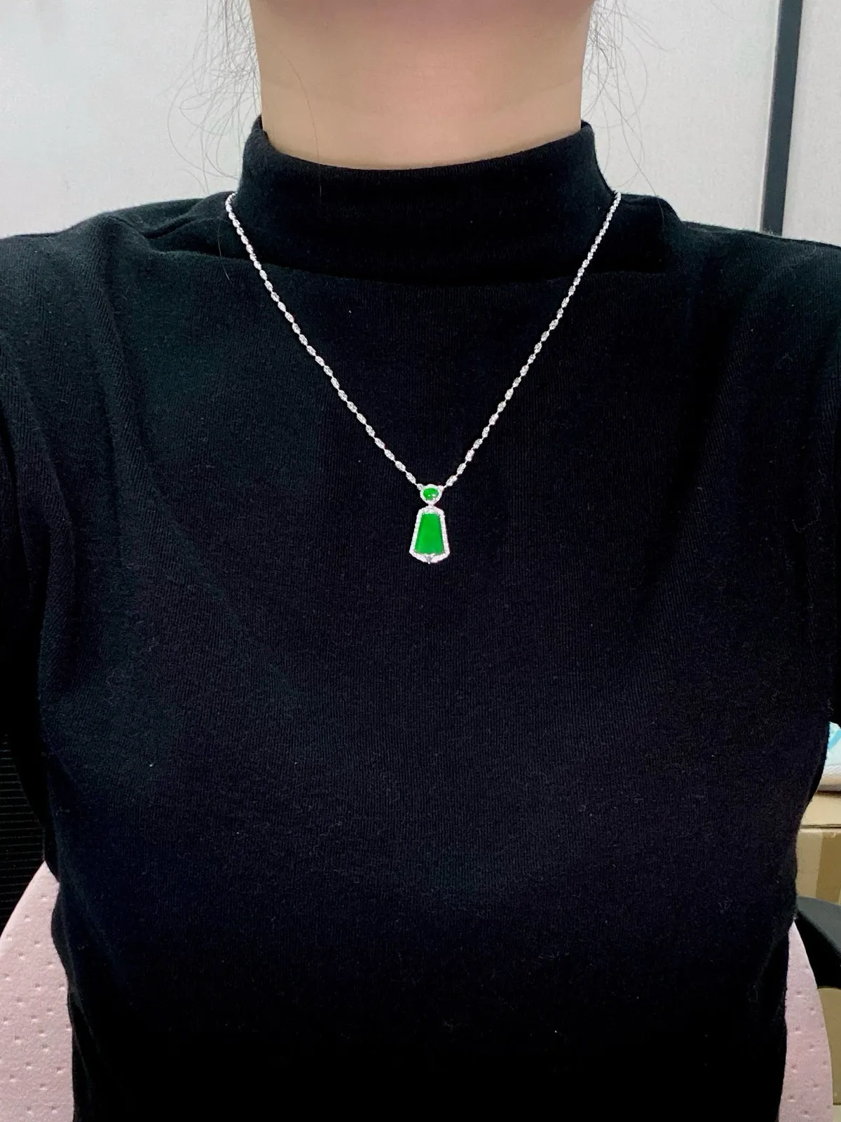 【冰种满绿无事牌】种水上乘，通透闪亮，晶莹剔透。18K金钻镶嵌，裸石尺寸11.4*6.6*2.6毫米。