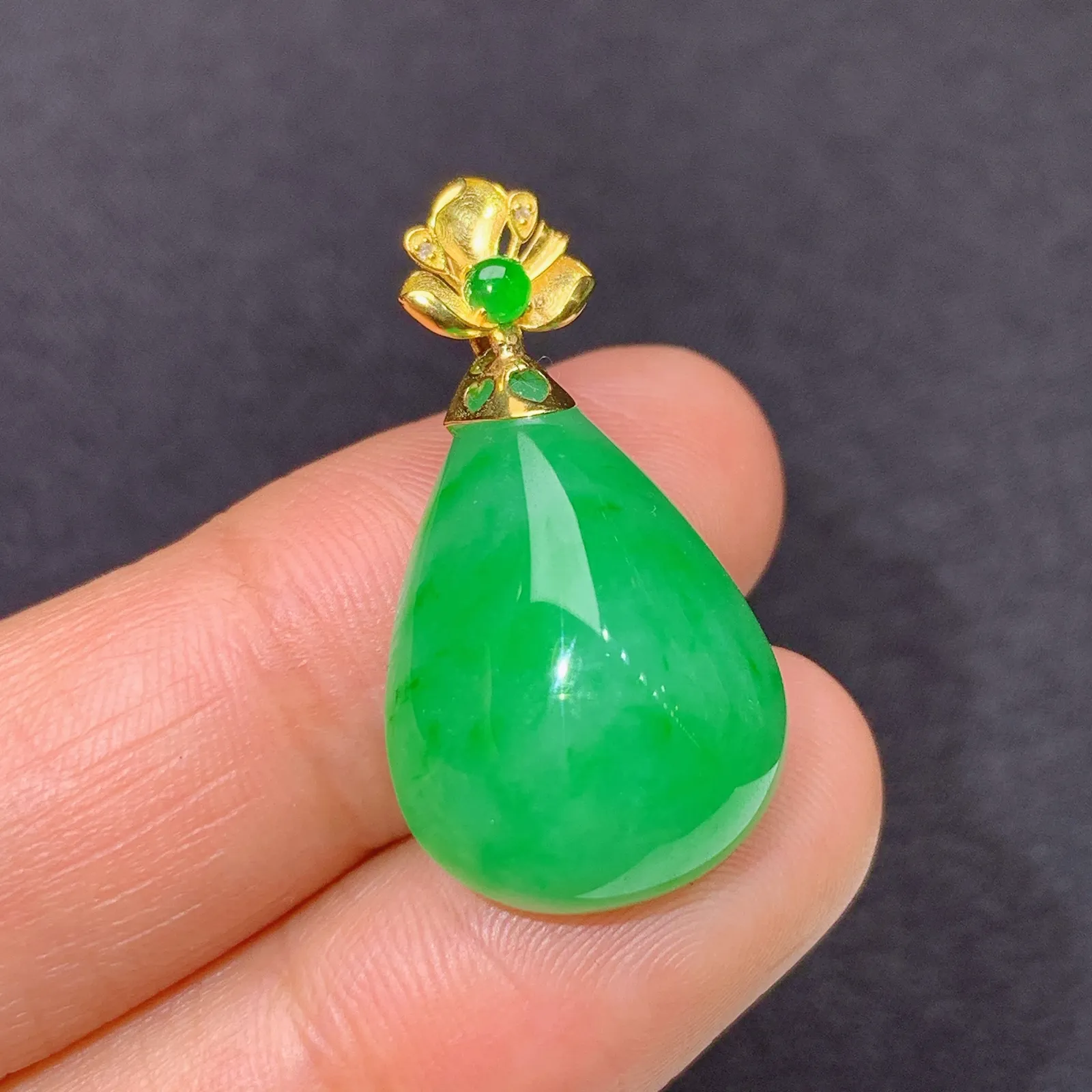 阳绿水滴吊坠，18k金镶嵌，冰润色阳，玉质细腻，种水足 尺寸27.2*14.8*8