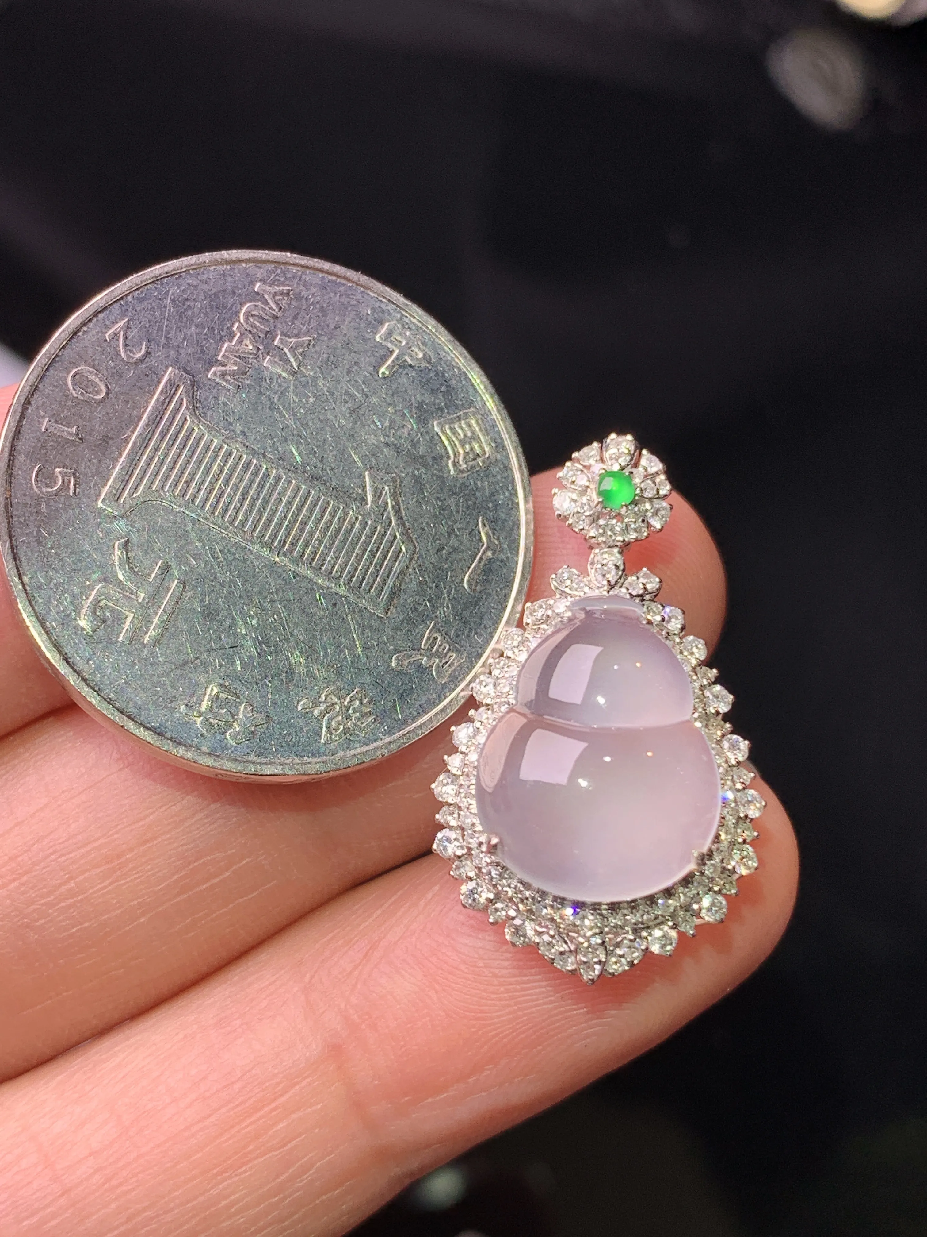 18k金钻镶嵌冰种葫芦吊坠 玉质细腻 色泽清新艳丽 整体尺寸25.5*15*9.2