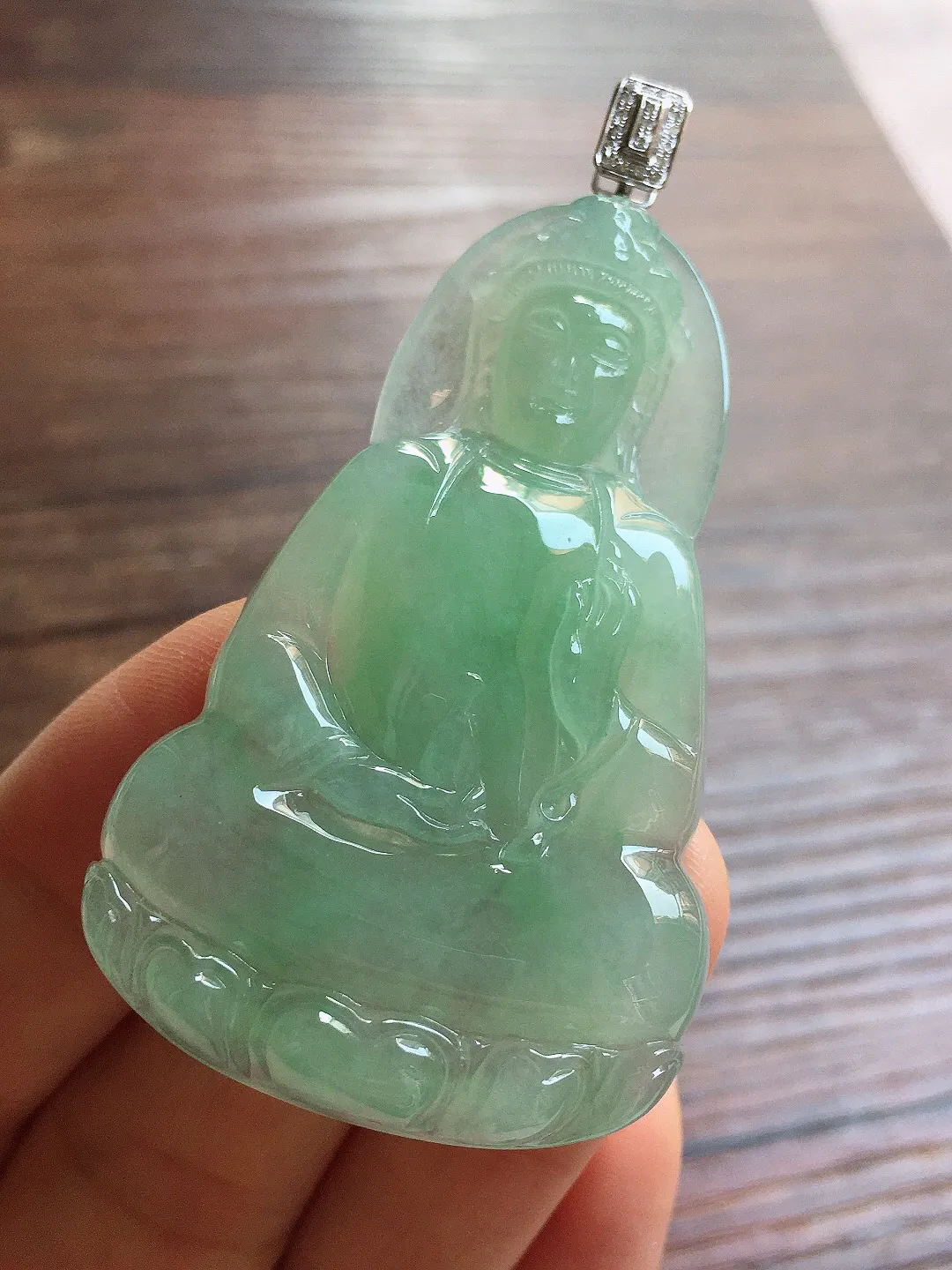 冰晴底观音吊坠，18k金镶嵌，冰润细腻，品相好，种水足 尺寸56.2*33.5*5.7