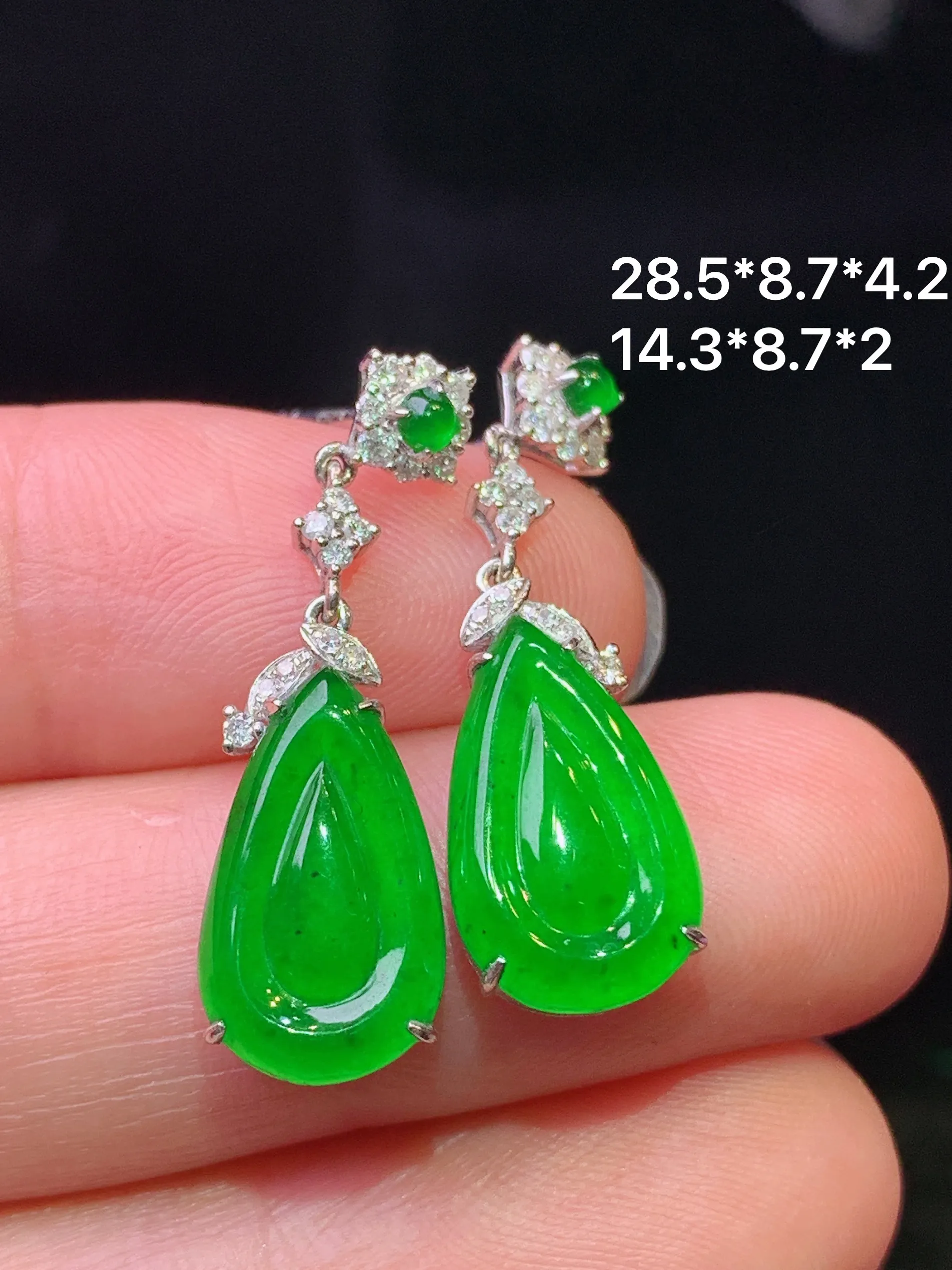 18k金钻镶嵌满绿水滴吊坠 玉质细腻 色泽清新艳丽 整体尺寸28.5*8.7*4.2