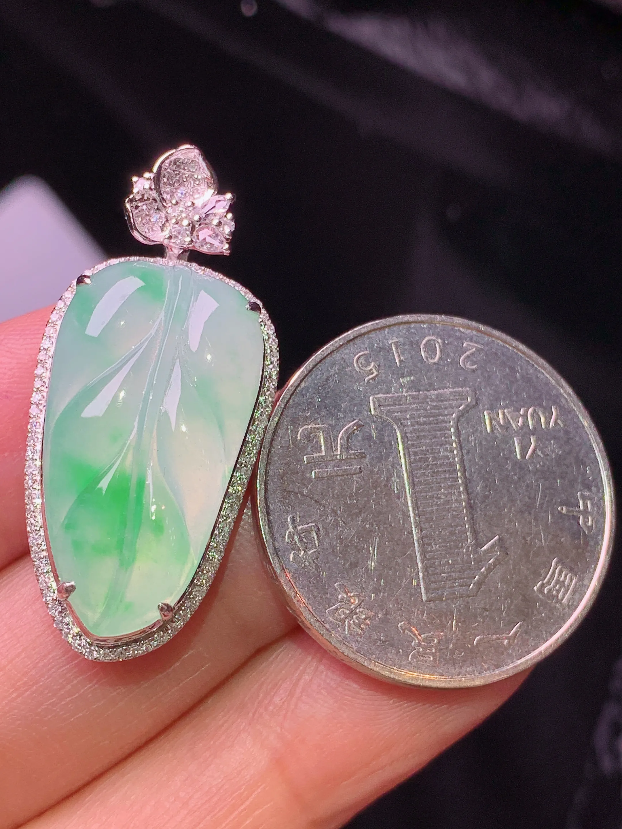 18k金钻镶嵌飘绿树叶吊坠 玉质细腻 色泽清新艳丽 整体尺寸33.2*15.2*8.7