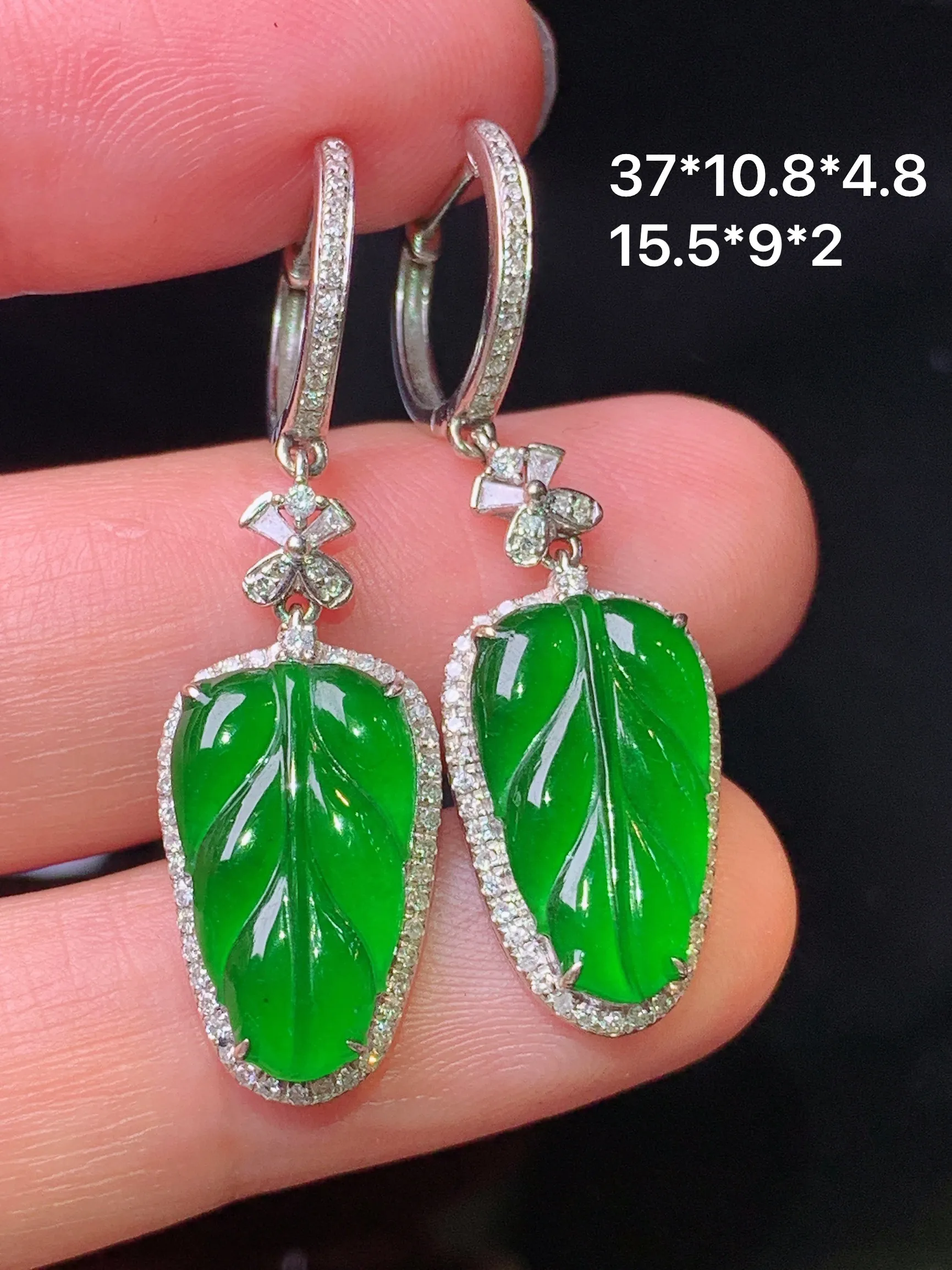18k金钻镶嵌满绿树叶耳坠 玉质细腻 色泽清新艳丽 整体尺寸37*10.8*4.8