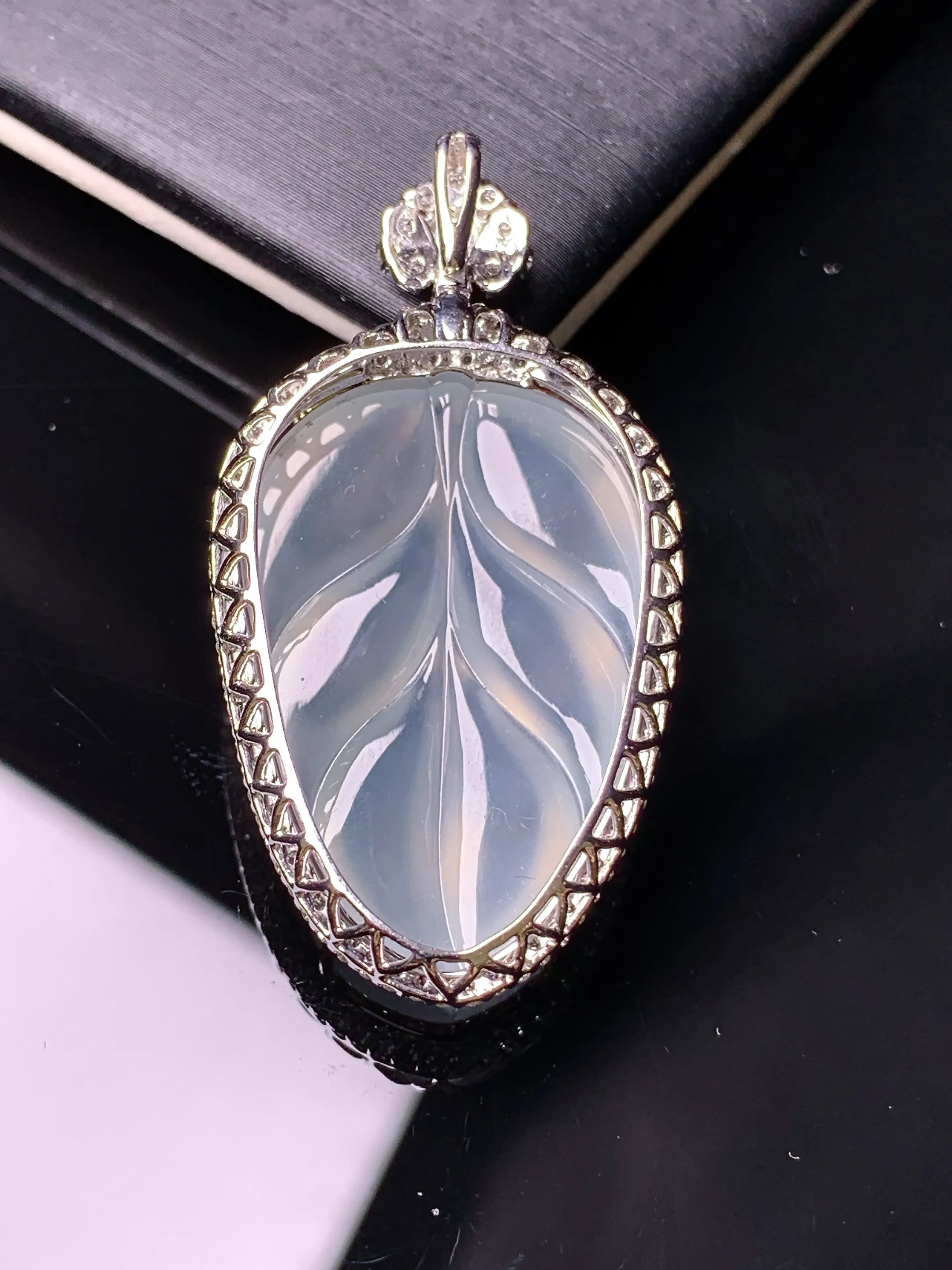 18k金钻镶嵌冰种树叶吊坠 玉质细腻 色泽清新艳丽 整体尺寸40*21.1*8.5