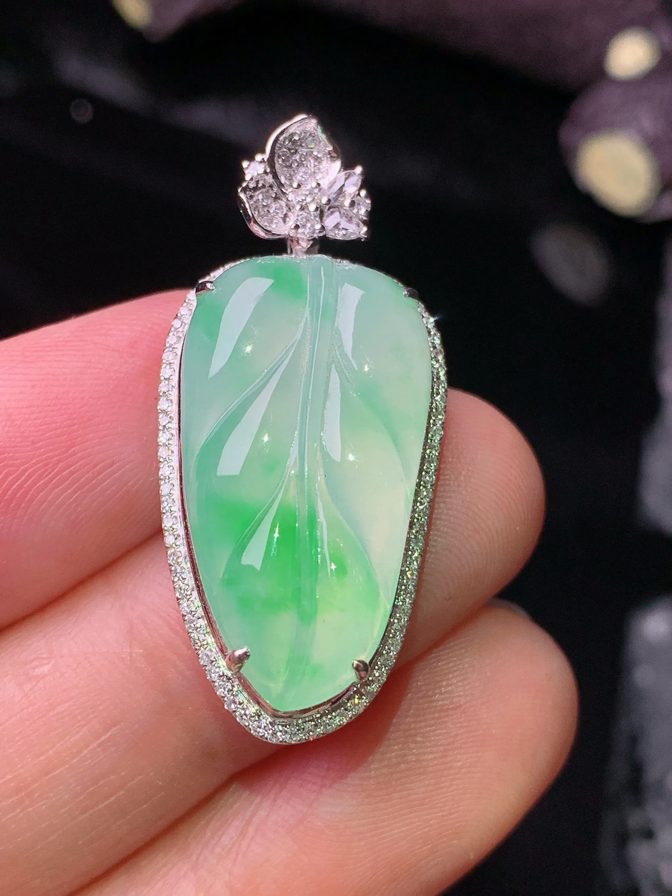 18k金钻镶嵌飘绿树叶吊坠 玉质细腻 色泽清新艳丽 整体尺寸33.2*15.2*8.7