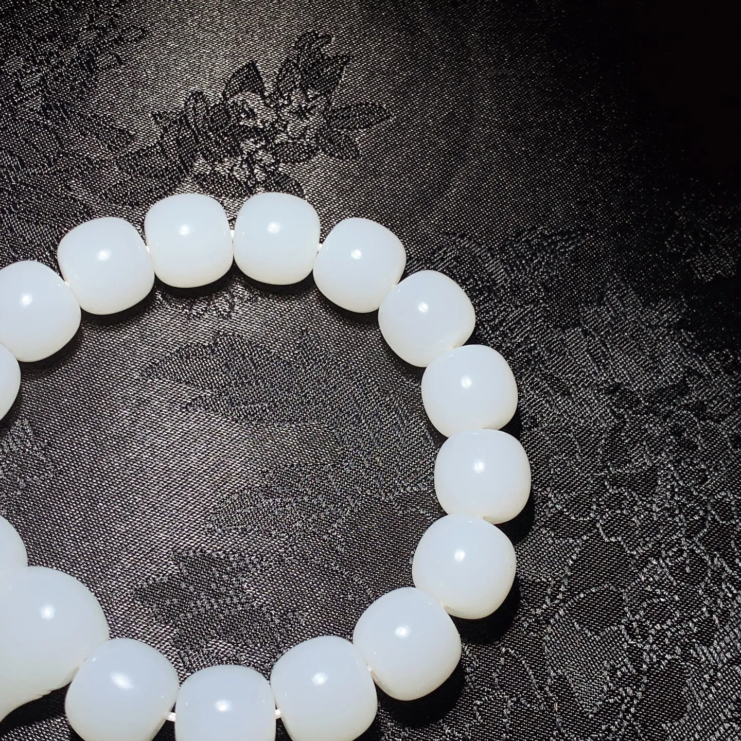 新疆和田玉羊脂白玉老型珠手串。单颗尺寸12/13重65克 玉质细腻油润 底色纯净 脂粉好，品质好。lt251014