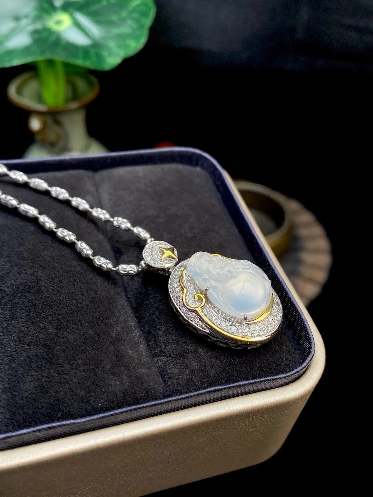 【冰种财神】质地细腻，饱满圆润，笑口常开，18k金钻镶嵌，裸石尺寸14.8*10.9*3.8毫米