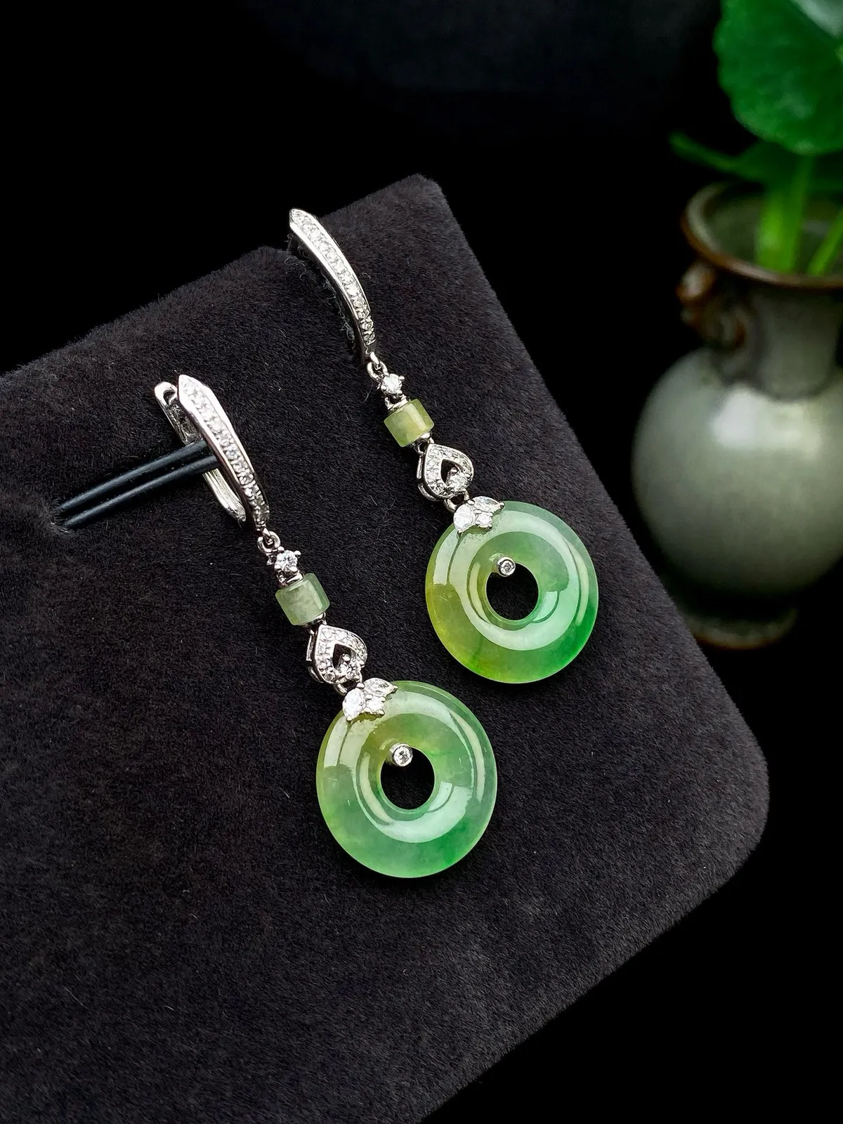 【冰种黄加绿耳坠】甜甜圈，质地细腻，冰感十足，通透闪亮，18k金钻镶嵌，裸石尺寸14.2*2.8毫米