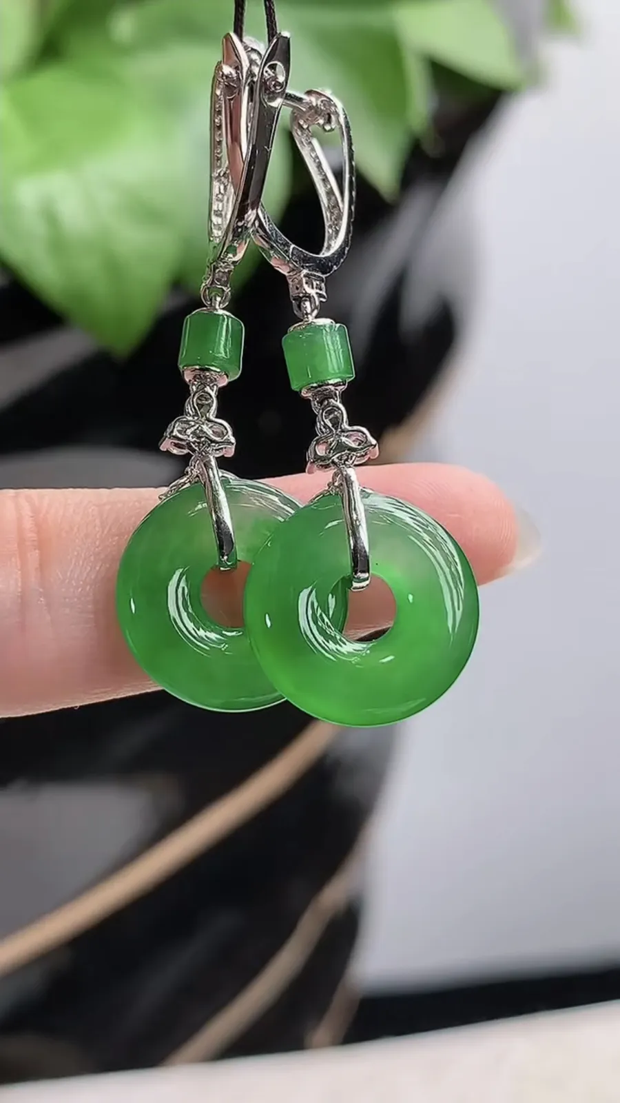 a货翡翠老坑高冰种18K金伴钻镶嵌阳绿平安环耳坠 尺寸13.5×2.6mm 重量4.25g 1205