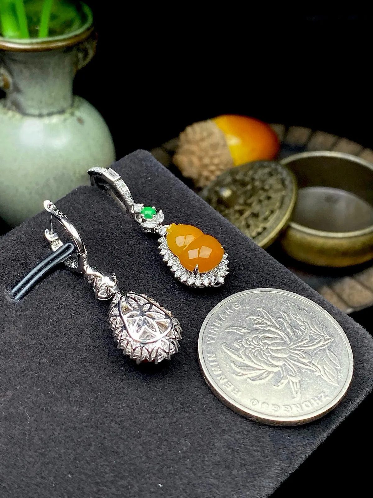 【冰种黄翡葫芦耳坠】质地细润，起刚起荧光，18K金钻镶嵌，裸石尺寸11*7.8*3.5毫米