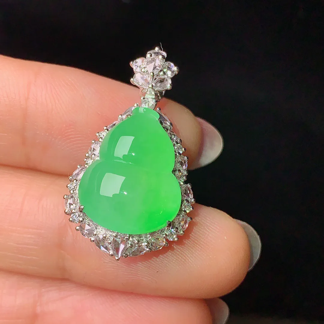 18k金钻镶嵌翠绿葫芦吊坠 玉质细腻 色泽艳丽  整体尺寸28.8*16.1*12.2