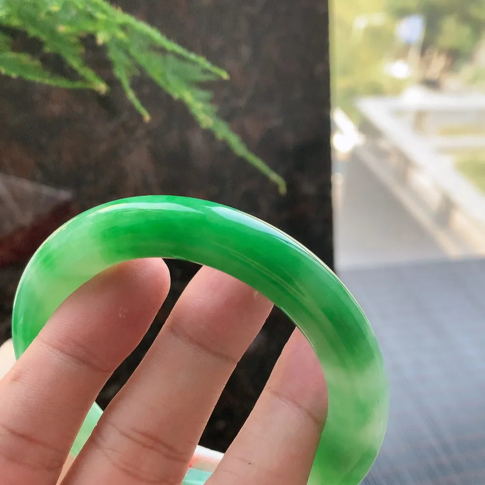 圆条一大节阳绿 无瑕 尺寸:55.1/10.5/11.1 色好