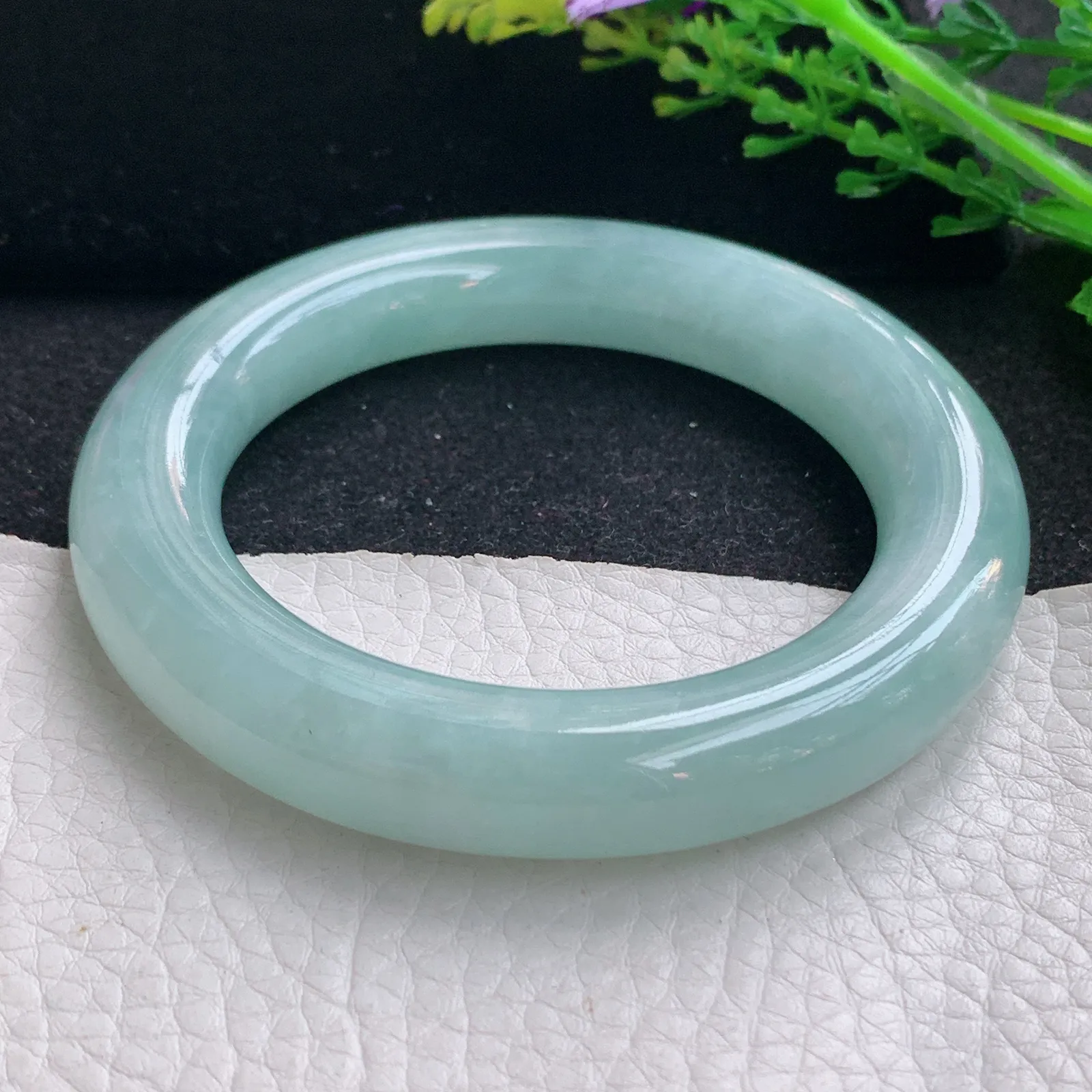 js自然光56.5*12*12.5胖圆镯 缅甸翡翠a货玉手镯浅绿圆条玉手环