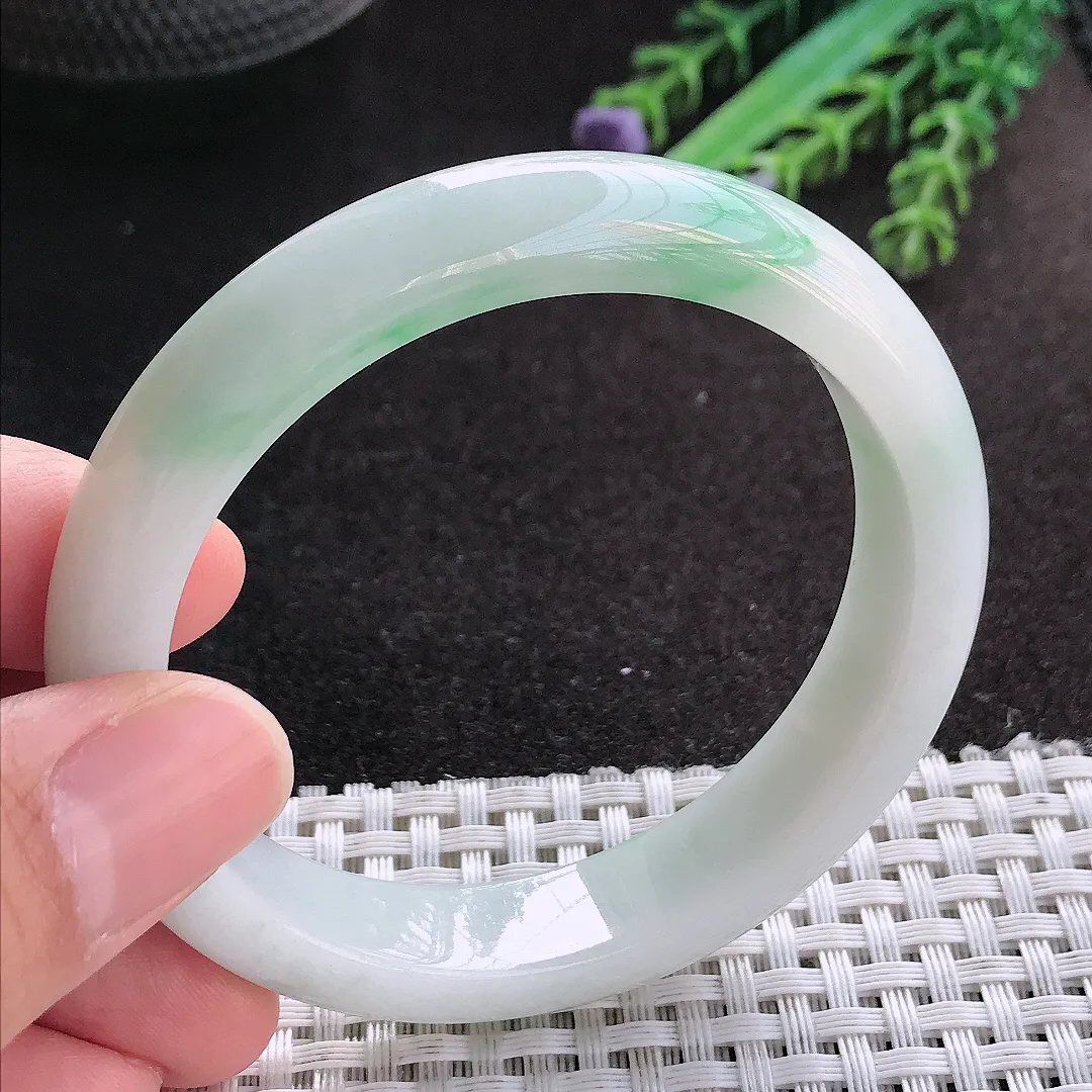 天然A货翡翠55/12.1/7.9老坑秀气温润飘绿手镯宽边玉镯