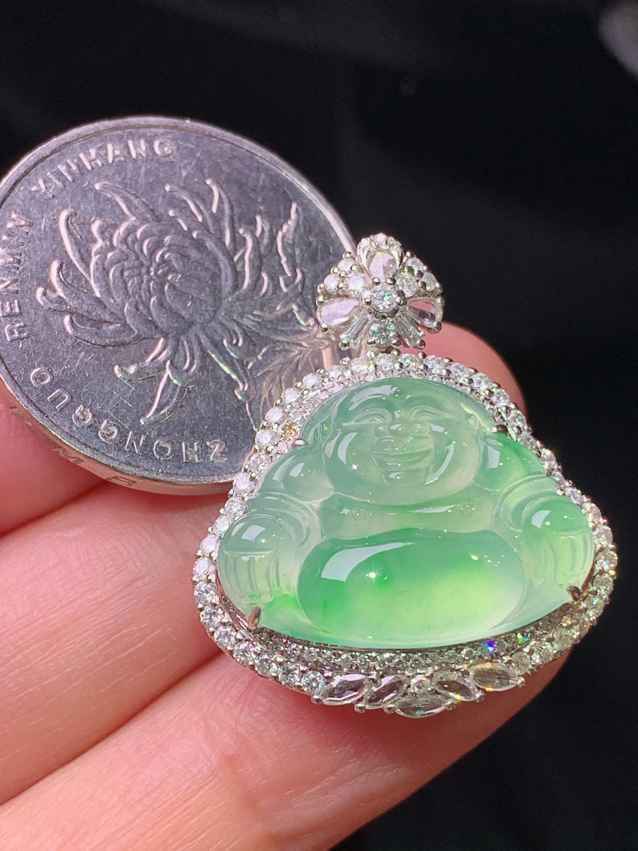 18k金钻镶嵌翠绿佛公吊坠 玉质细腻 色泽清新艳丽 整体尺寸28*24*9.8