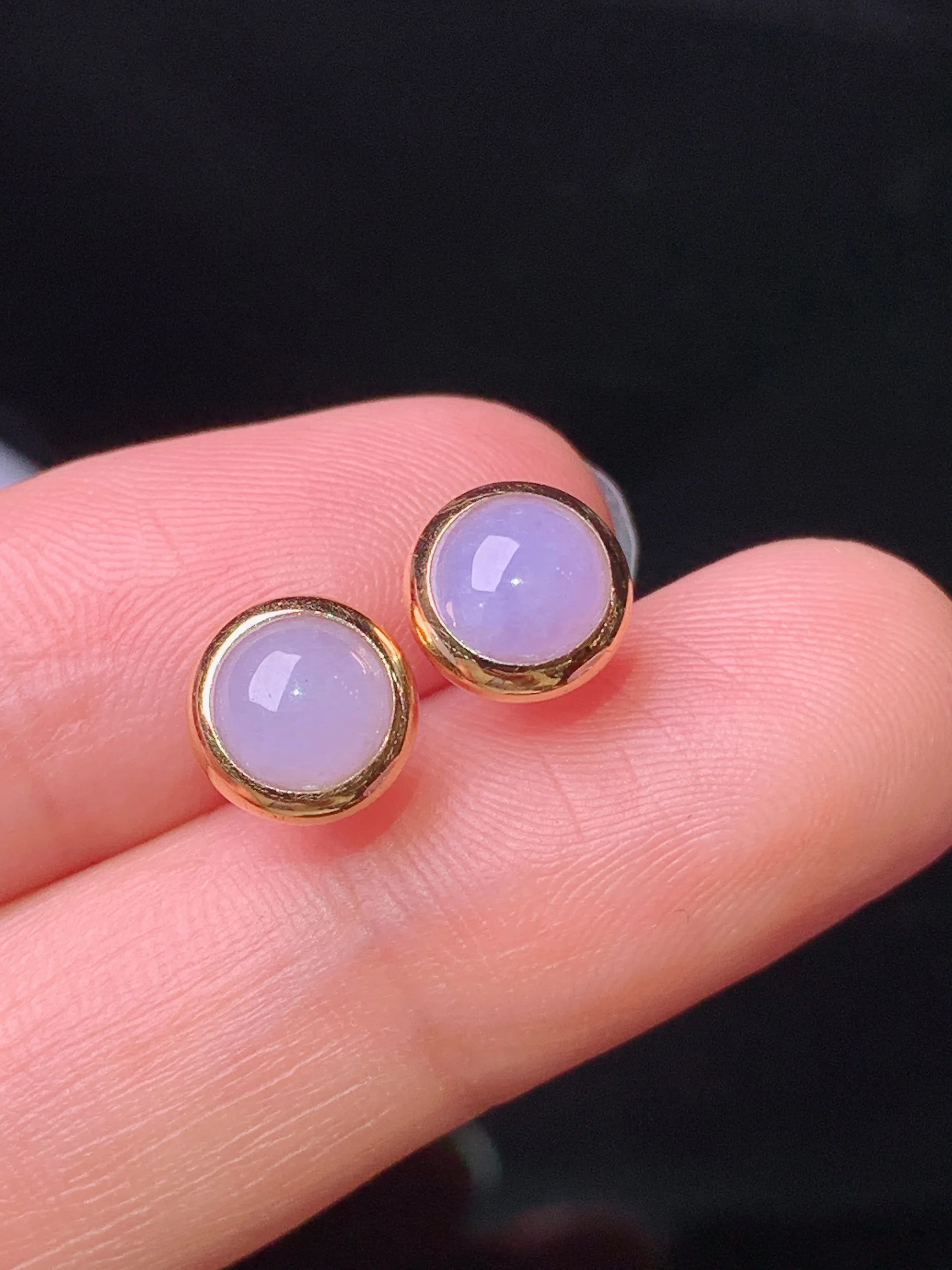 18k金镶嵌紫罗兰蛋面耳钉 玉质细腻 色泽清新艳丽 整体尺寸7.8*4