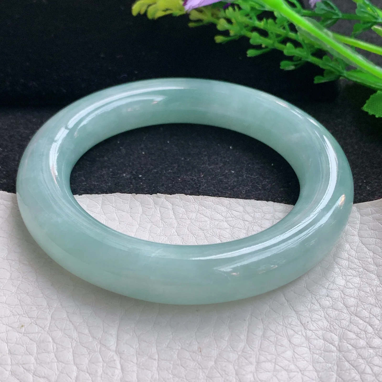 js自然光56.5*12*12.5胖圆镯 缅甸翡翠a货玉手镯浅绿圆条玉手环