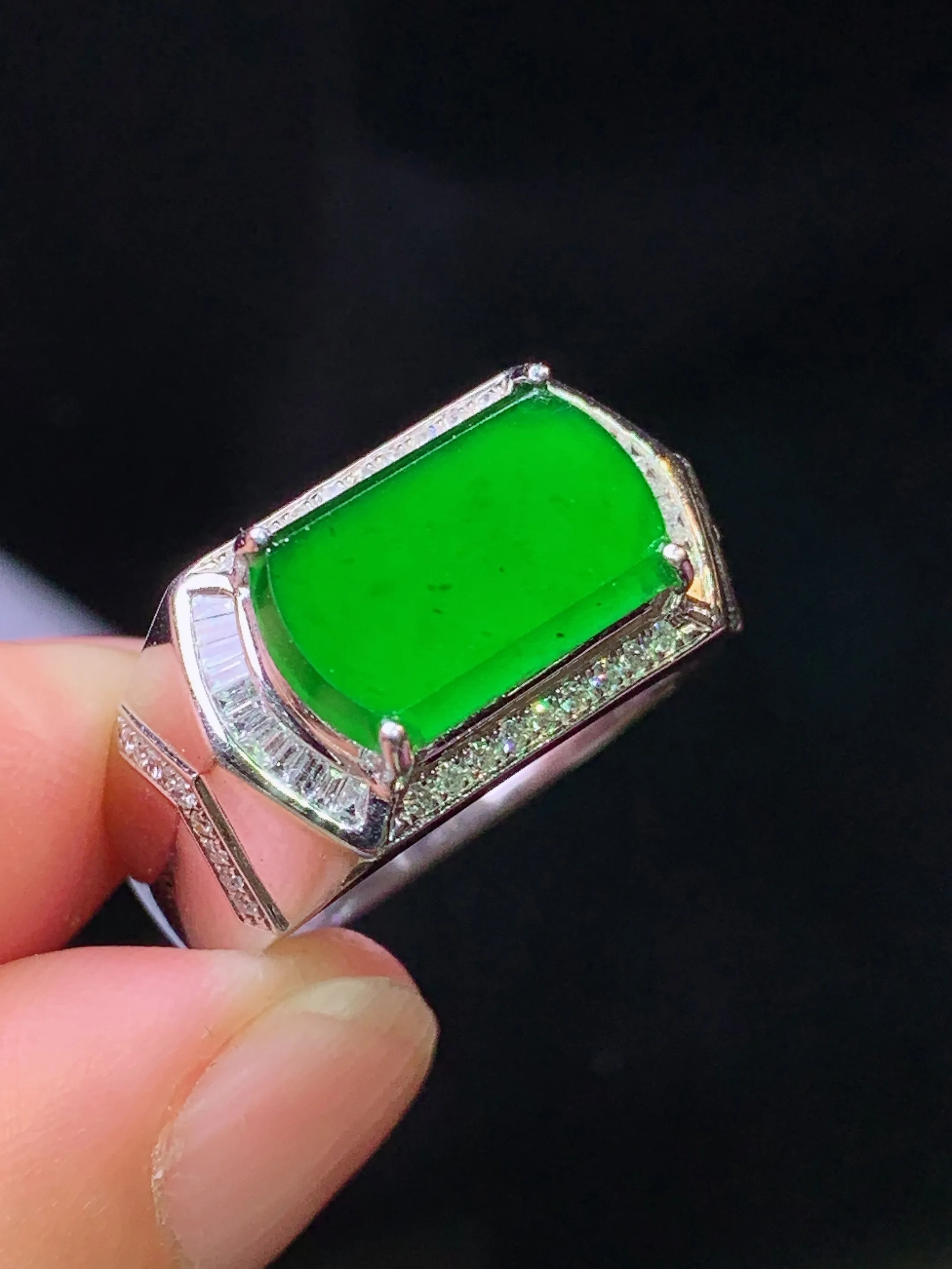 18k金钻镶嵌满绿马鞍戒指 玉质细腻 色泽清新艳丽 圈口19 裸石尺寸7.8*12.8*2
