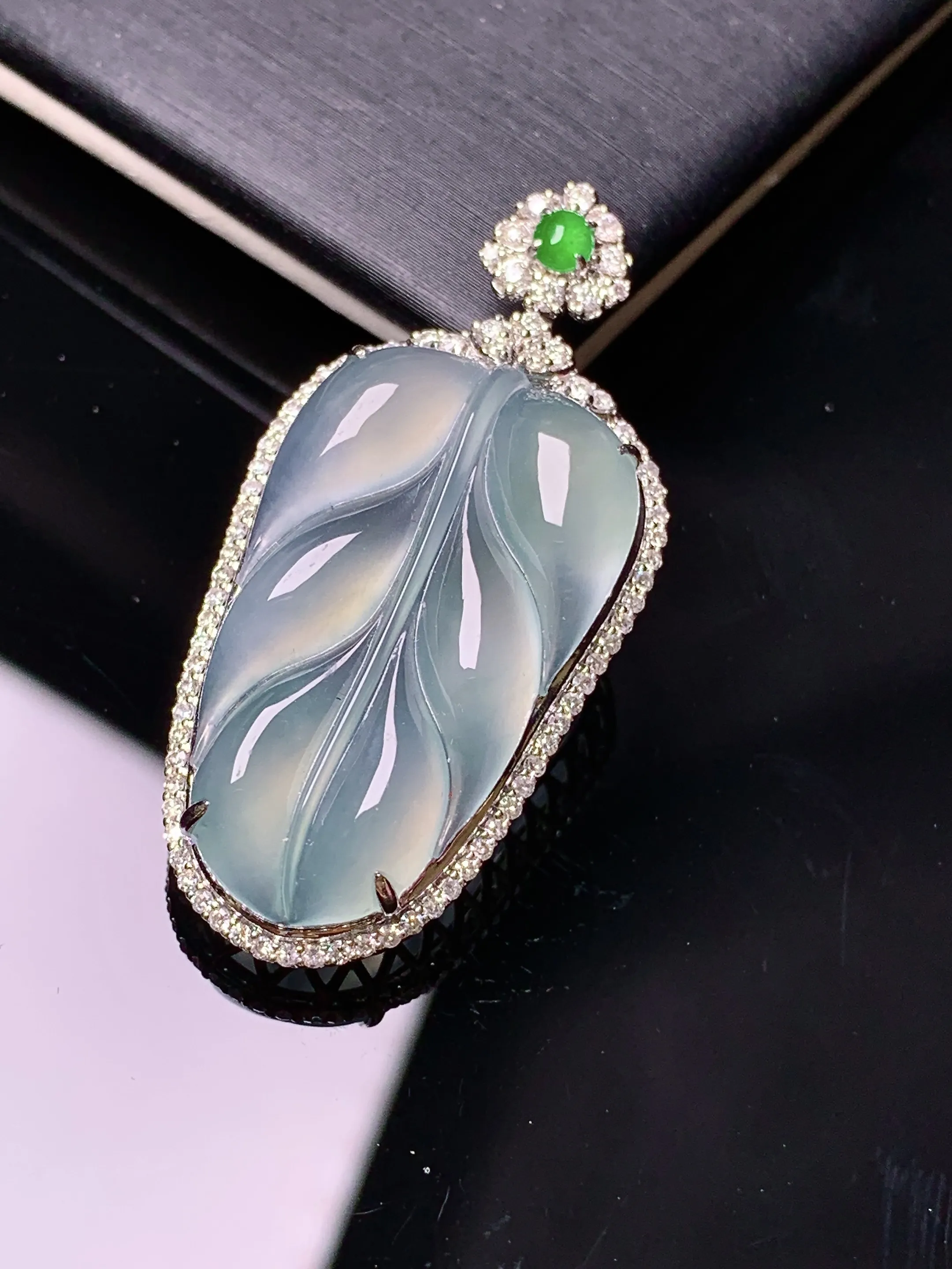 18k金钻镶嵌冰种树叶吊坠 玉质细腻 色泽清新艳丽 整体尺寸40.3*19.7*8.2