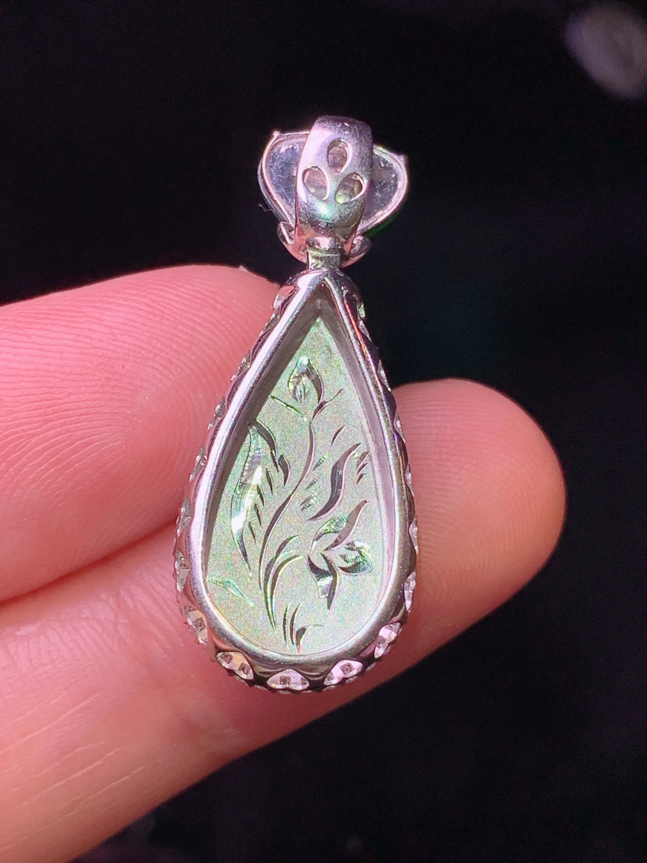 18k金钻镶嵌满绿水滴吊坠 玉质细腻 色泽清新艳丽 整体尺寸29.3*12.2*7.2