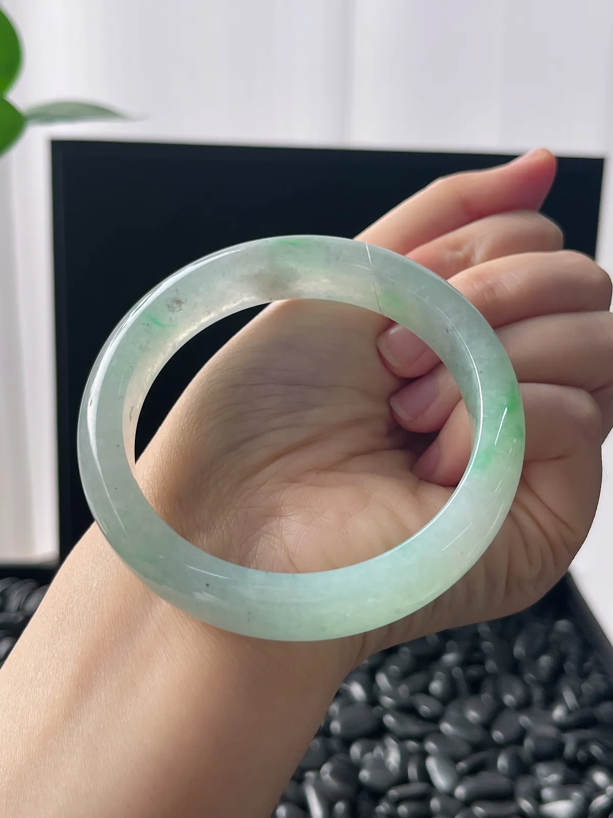 正圈58圈口，翡翠冰糯种淡绿色手镯