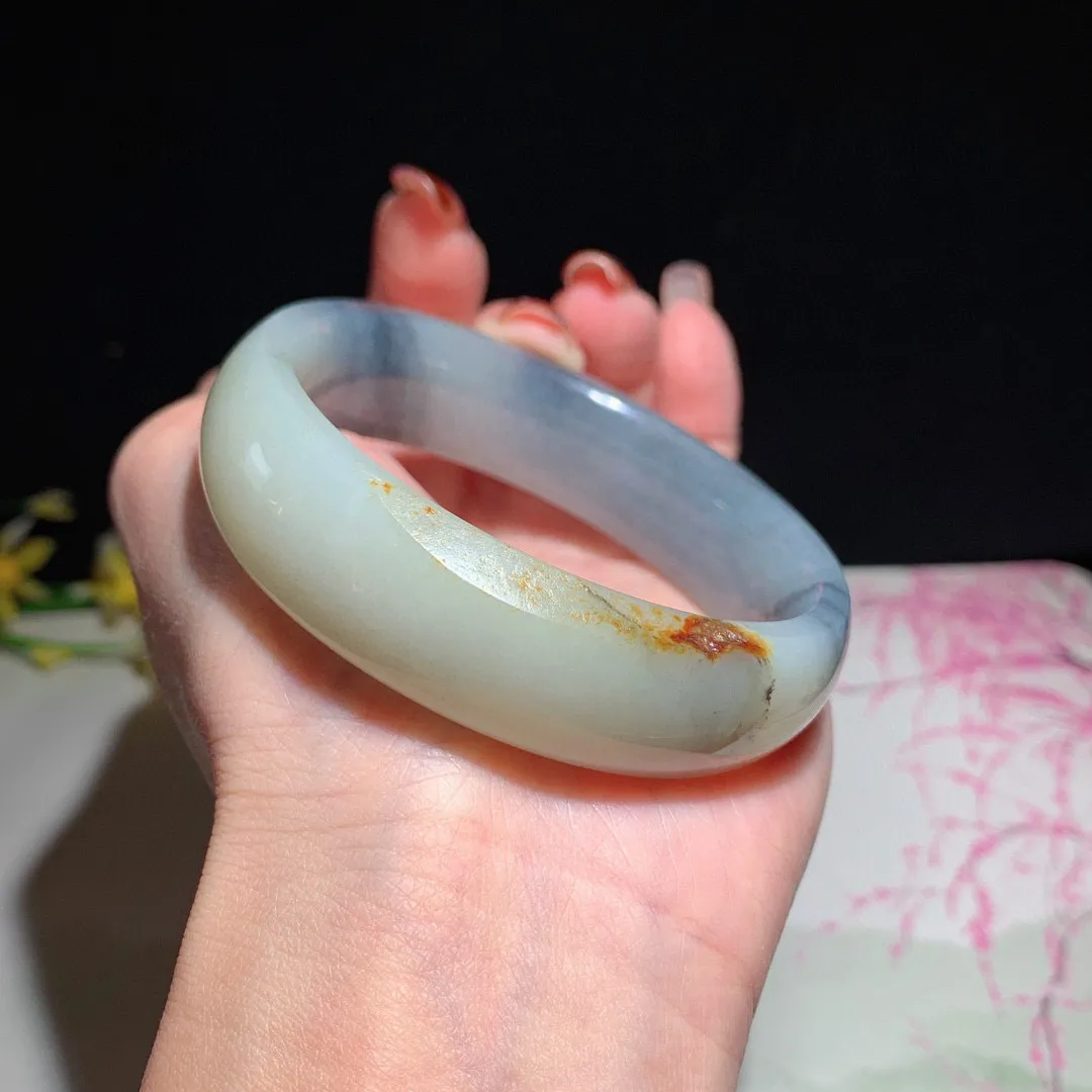 和田玉55圈口青花手镯！撒金皮，玉质细腻油润 底色纯净 无裂无黑 脂粉好，品质好！