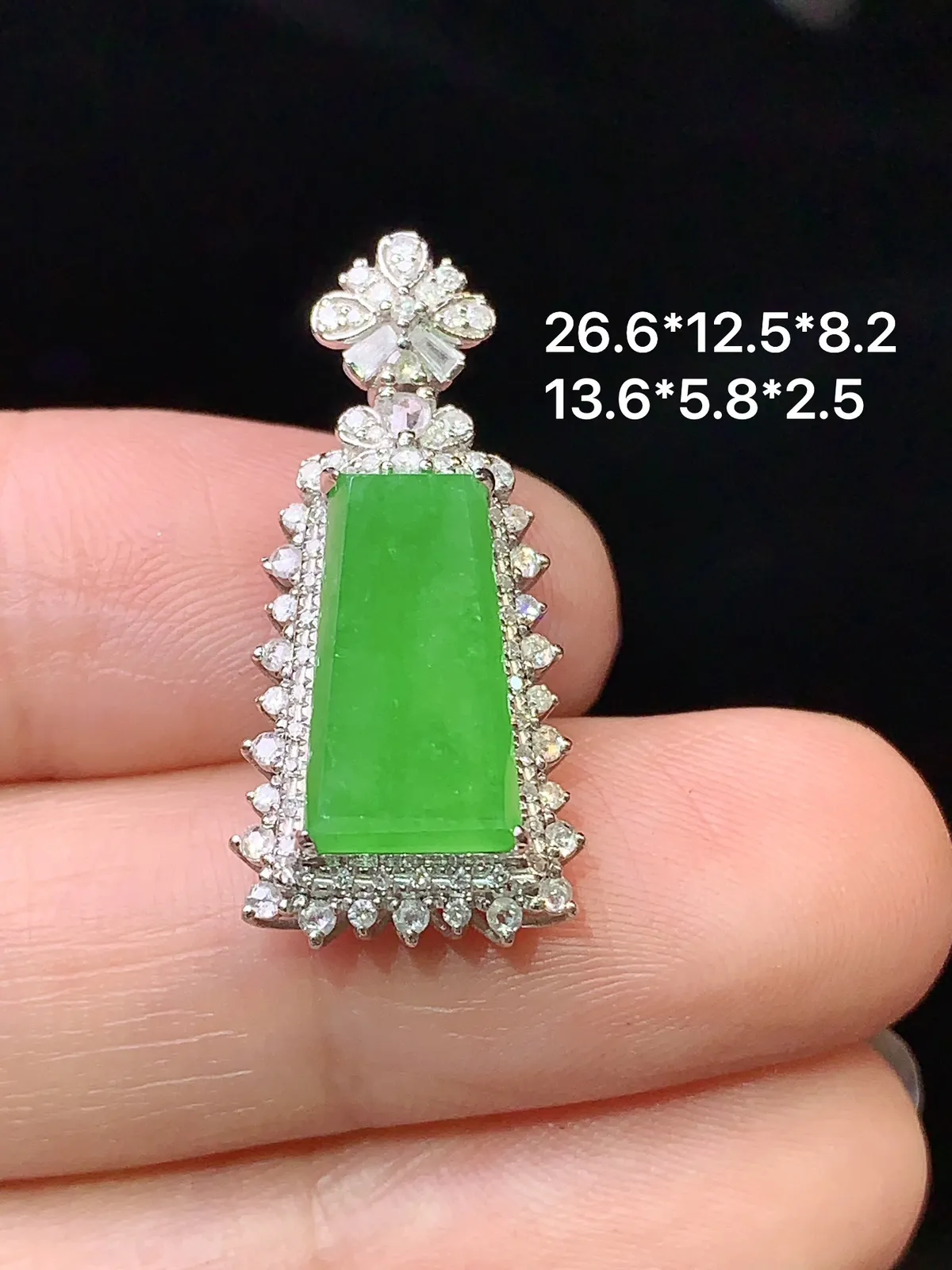 18k金钻镶嵌翠绿无事牌吊坠 玉质细腻 色泽艳丽清新 整体尺寸26.6*12.5*8.2