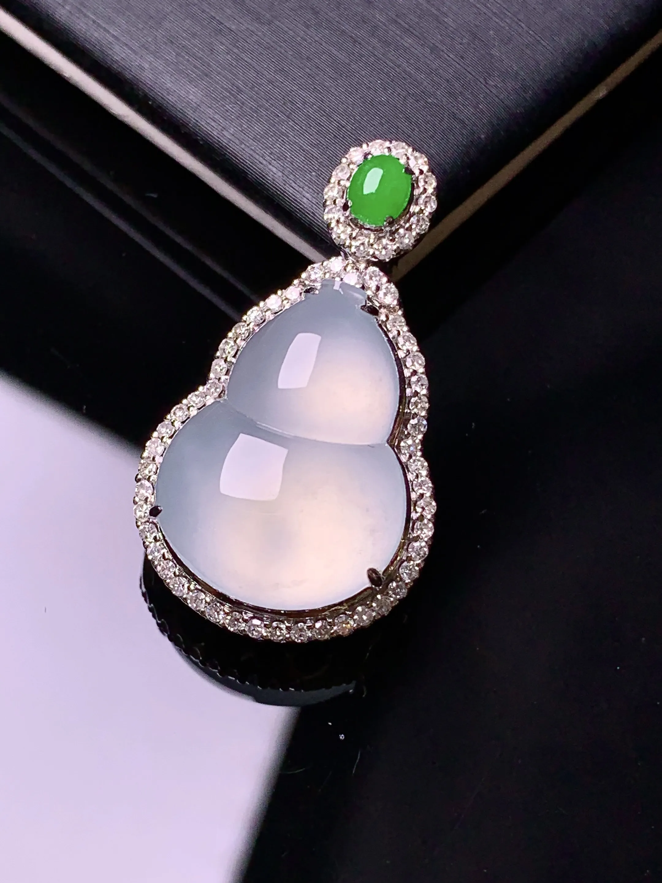 18k金钻镶嵌冰种葫芦吊坠 玉质细腻 色泽清新艳丽 整体尺寸28.8*16.7*9.3