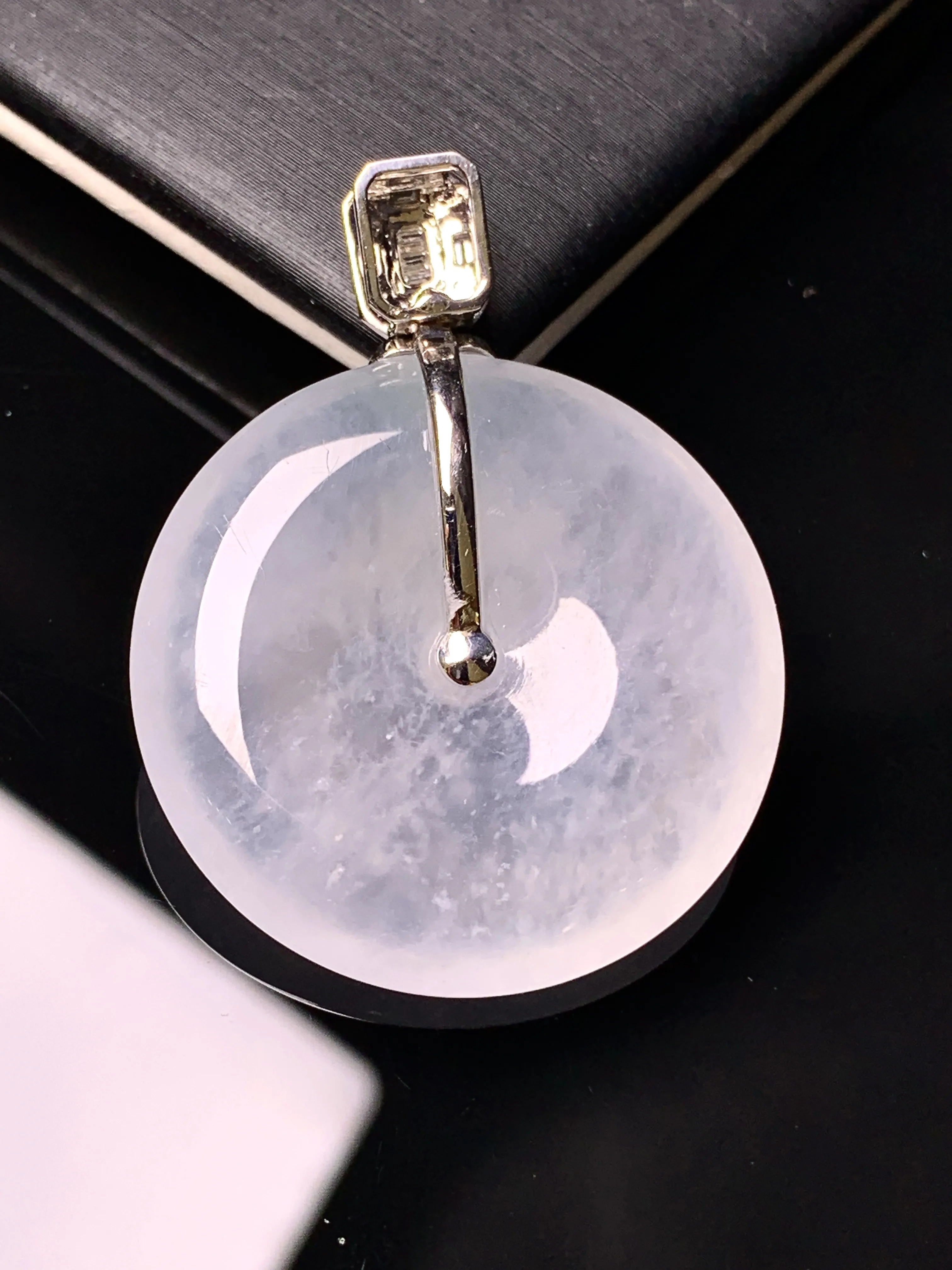 18k金钻镶嵌冰种平安扣吊坠 玉质细腻 色泽清新艳丽 整体尺寸37.6*28.8*6