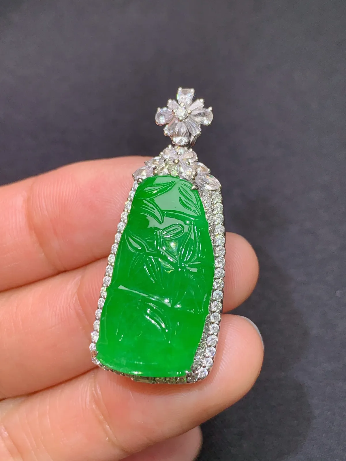 阳绿竹节吊坠，18k金镶嵌，色泽鲜阳，冰润细腻，种水足Ax 尺寸37.7*16.2*8.7